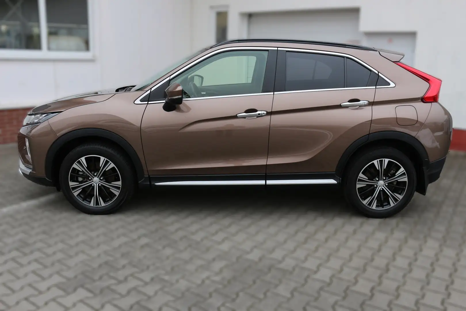 Mitsubishi Eclipse Cross Intro Edition PDC v+h +360°Kamera Brun - 2