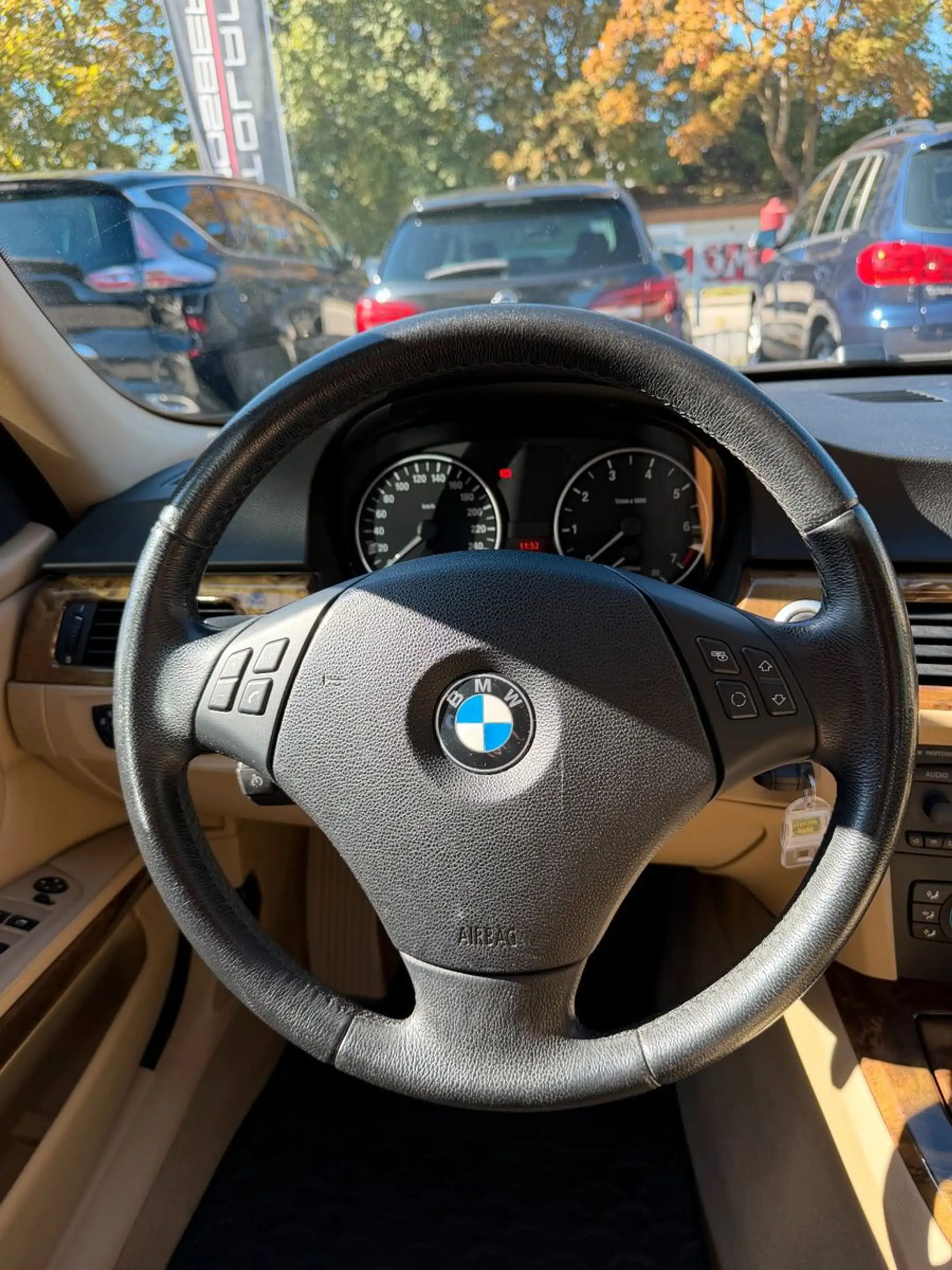 BMW 318 i LIM. *AUTOMATIK*TEMPO*LEDER*PDC*TÜV/NEU* — photo 11