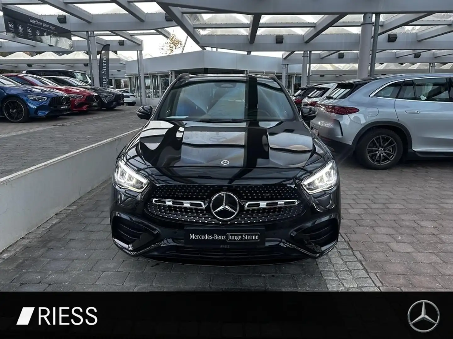 Mercedes-Benz GLA 200 AMG Sport Night Distr Pano AHK Keyless Schwarz - 2