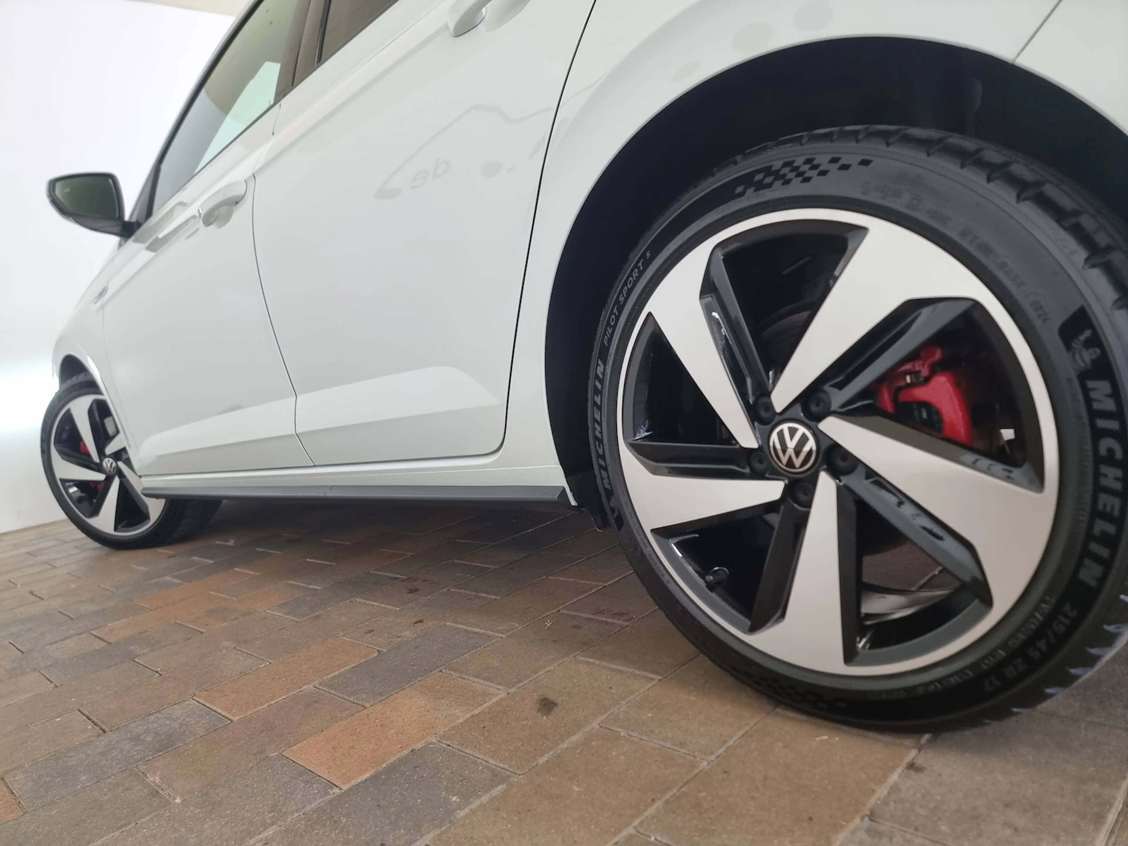 Volkswagen Polo GTI 2.0 TSI DSG Matrix-LED ACC APP SHZ DAB — photo 3
