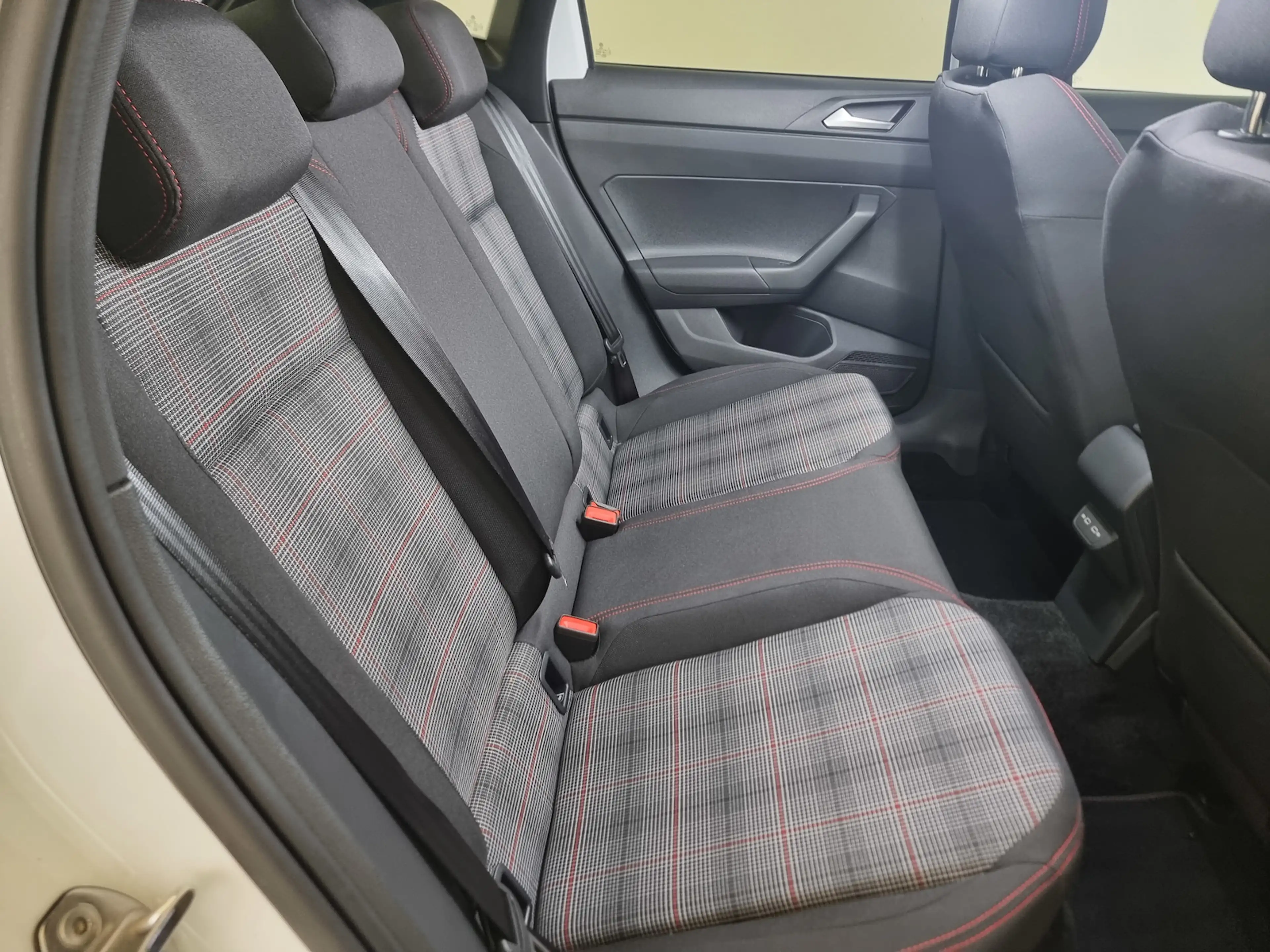 Volkswagen Polo GTI 2.0 TSI DSG Matrix-LED ACC APP SHZ DAB — photo 13