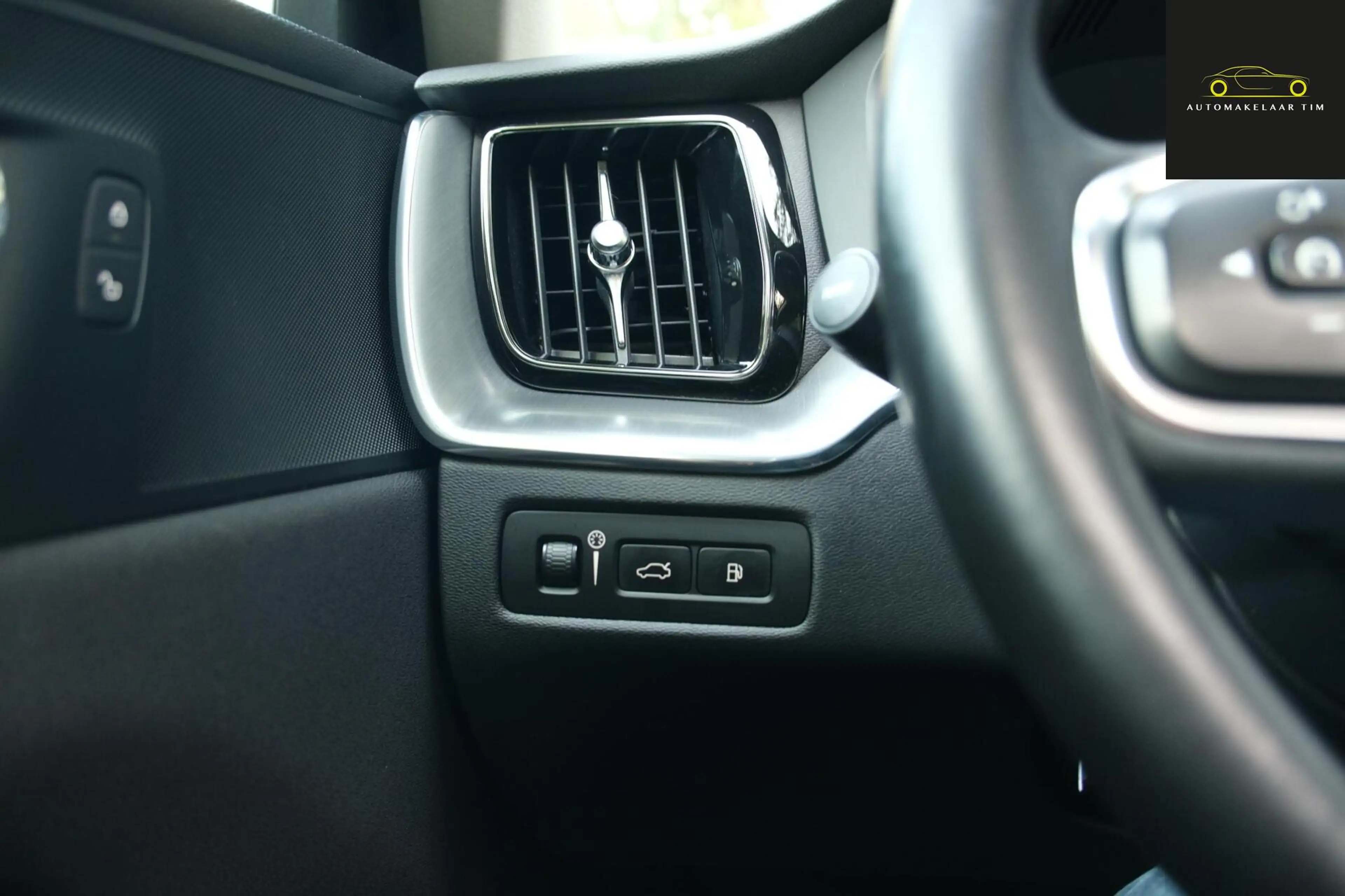 Volvo XC60 2.0 T8 Twin Engine AWD Momentum Pro — photo 17