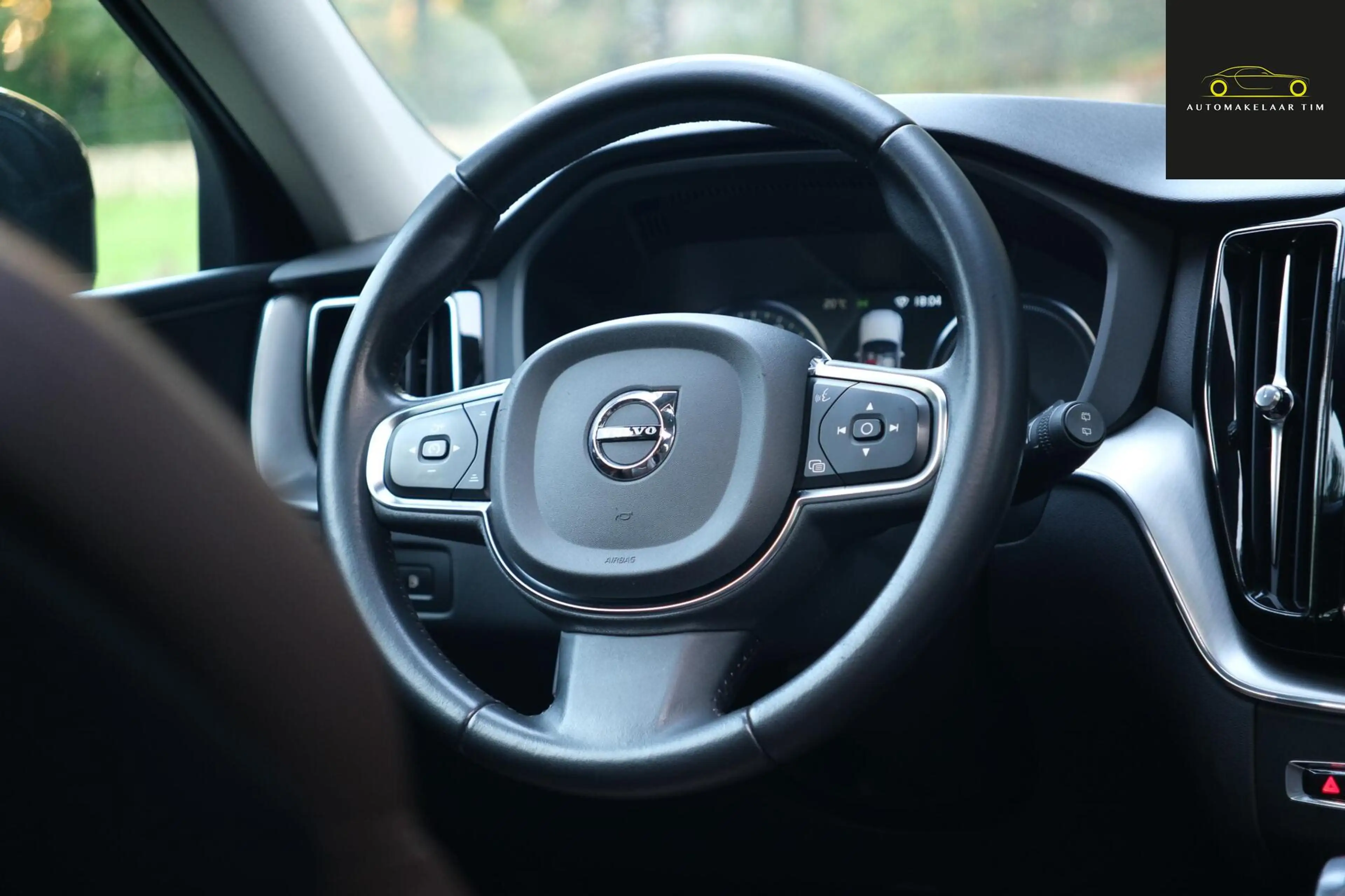 Volvo XC60 2.0 T8 Twin Engine AWD Momentum Pro — photo 26