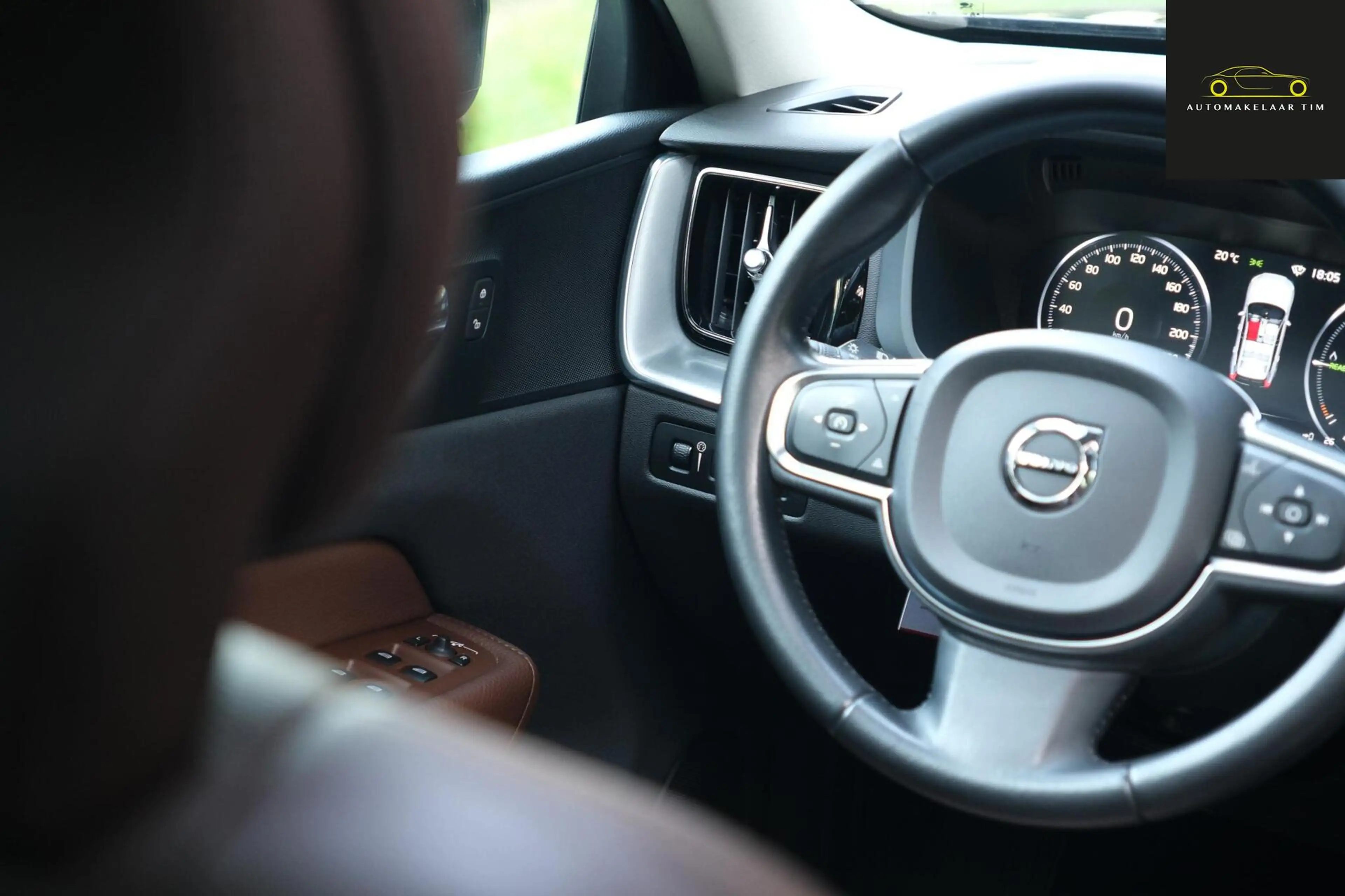 Volvo XC60 2.0 T8 Twin Engine AWD Momentum Pro — photo 23