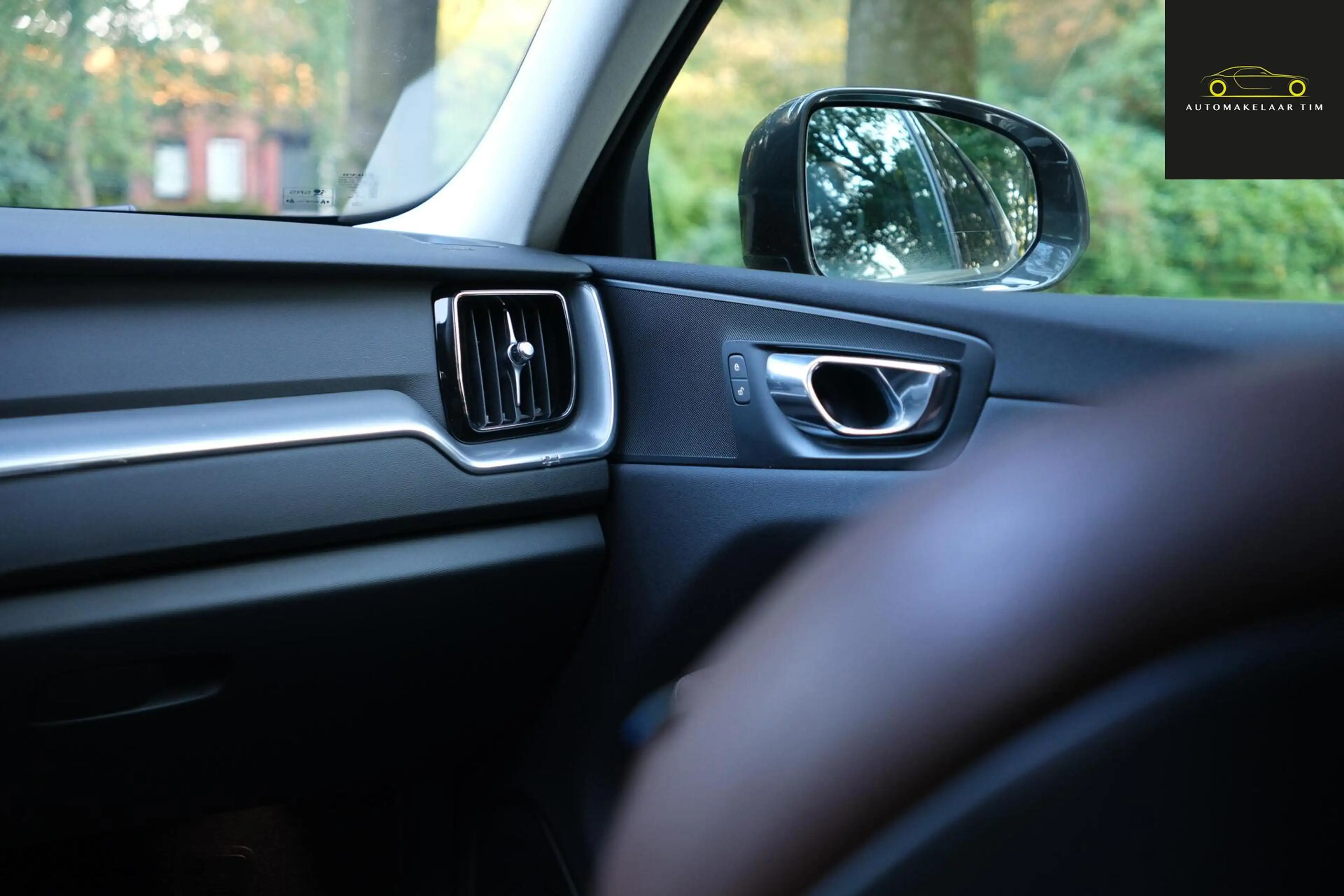 Volvo XC60 2.0 T8 Twin Engine AWD Momentum Pro — photo 29