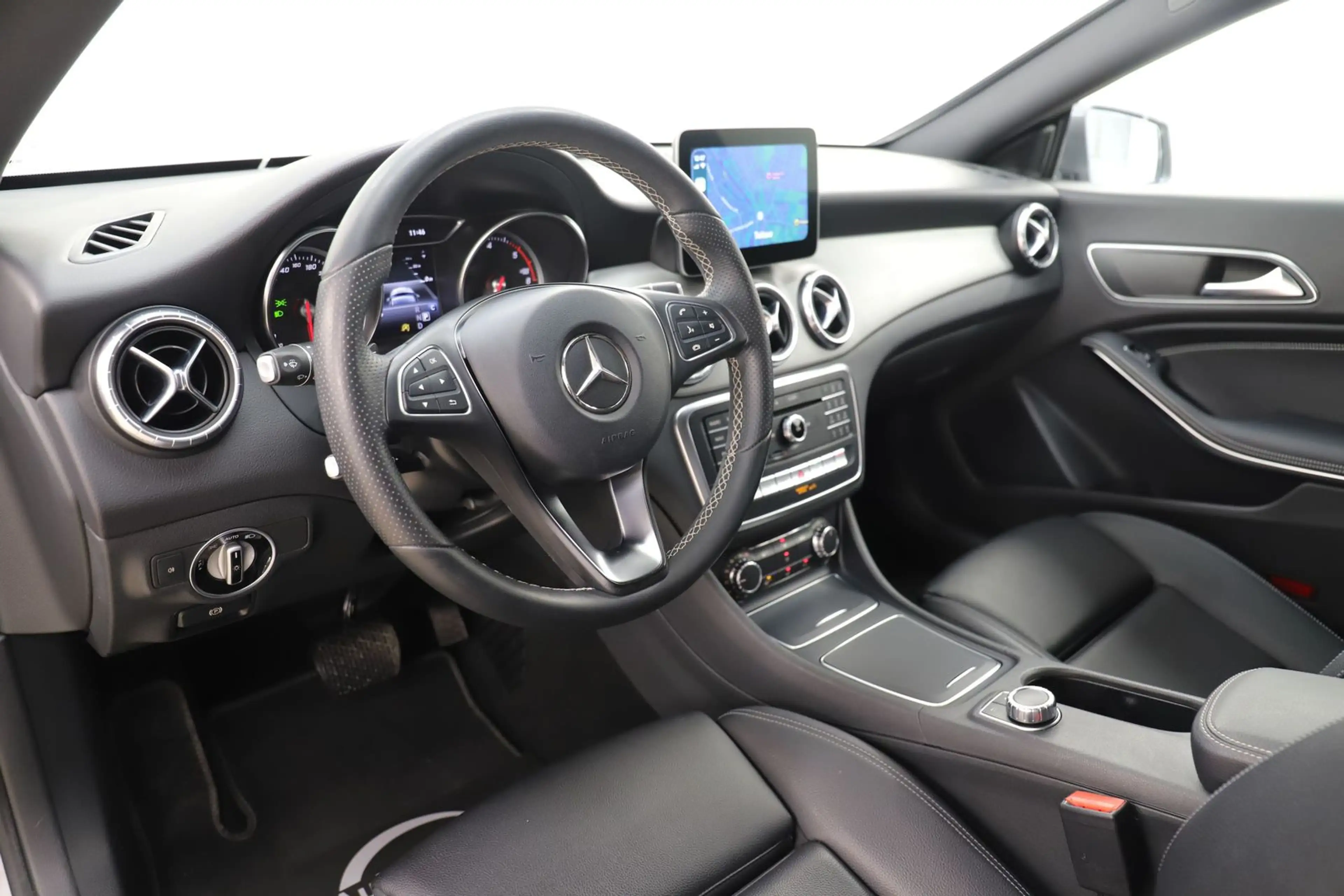 Mercedes-Benz CLA 220 d 177PS 4Matic Pano ACC 1. Hand — photo 13