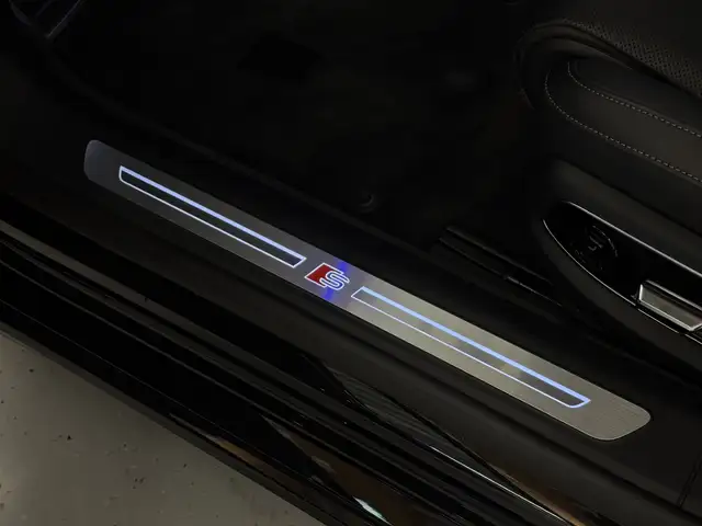 Audi A8 view 22