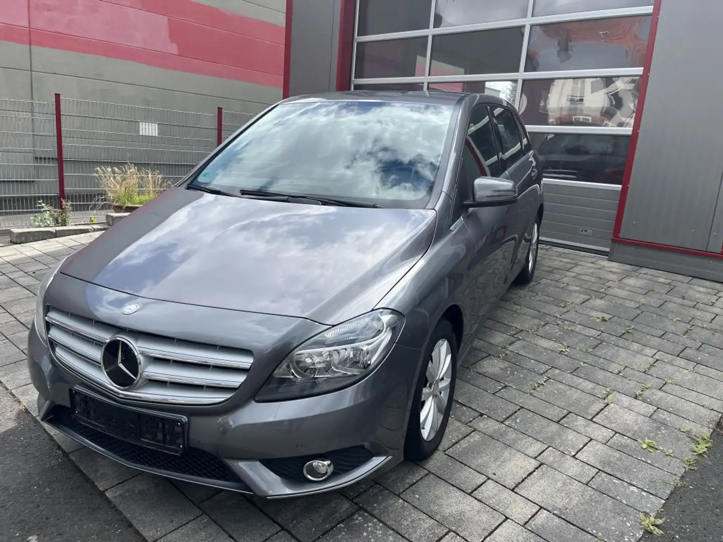 Mercedes-Benz B 180 (BlueEFFICIENCY) Grau - 2