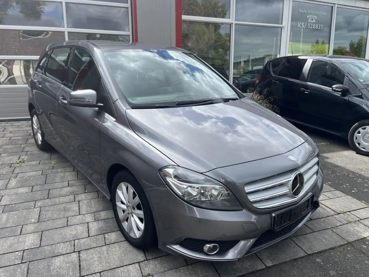 Mercedes-Benz B 180 (BlueEFFICIENCY) Grau - 1