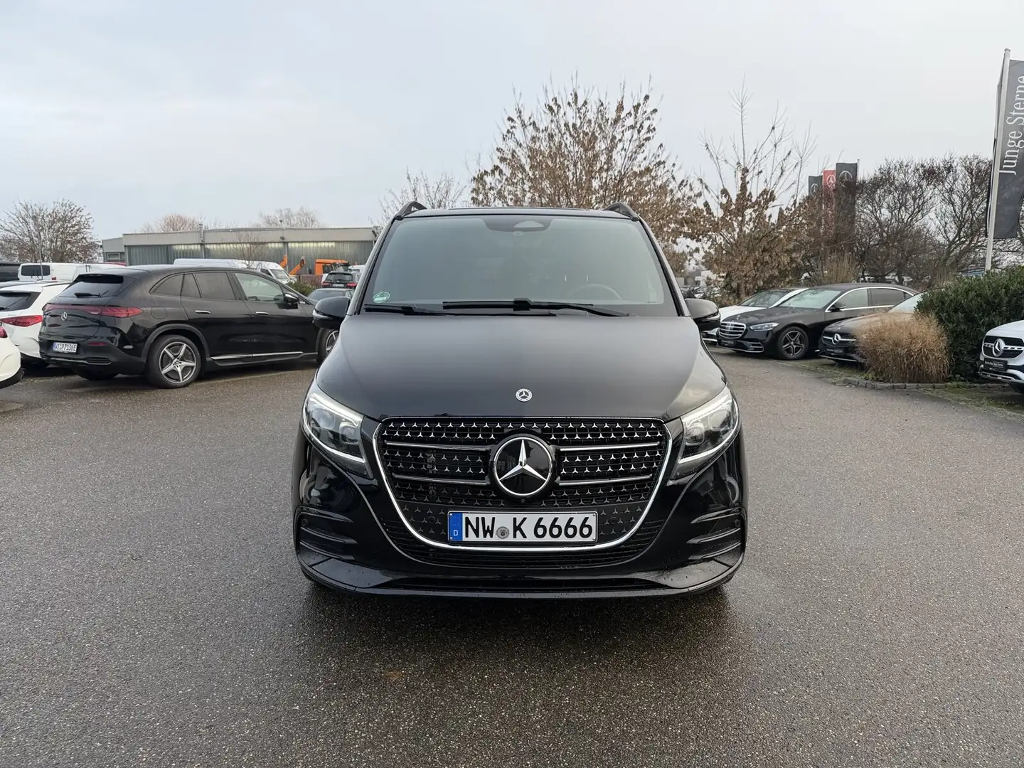 Mercedes-Benz V 300 V300d Avantgarde Lang AMG+AHK+StdHZ.+8-Sitz.+Airmatic Schwarz - 2