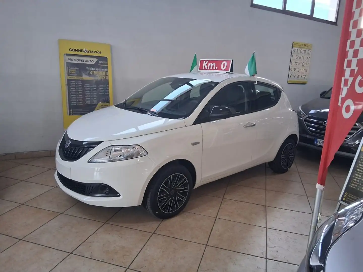 Lancia Ypsilon 1.0 FireFly 5 porte S&S Hybrid Oro - 1