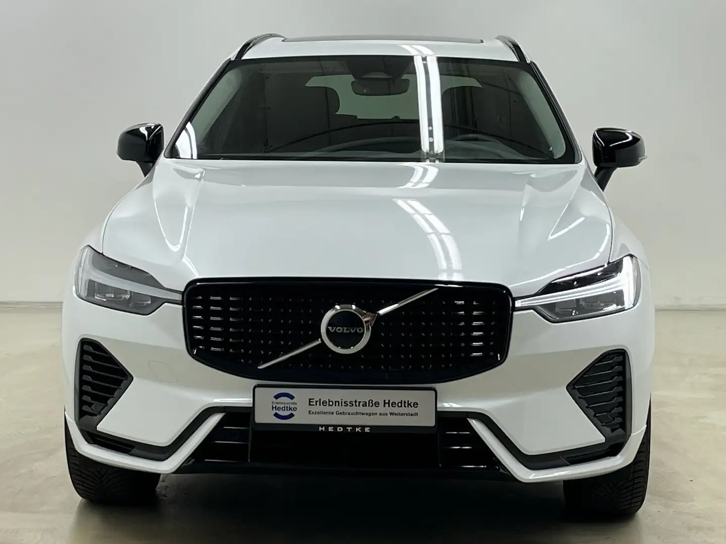 Volvo XC60 T6 Recharge AWD Plus Dark 19"+H&K+ACC Biały - 2