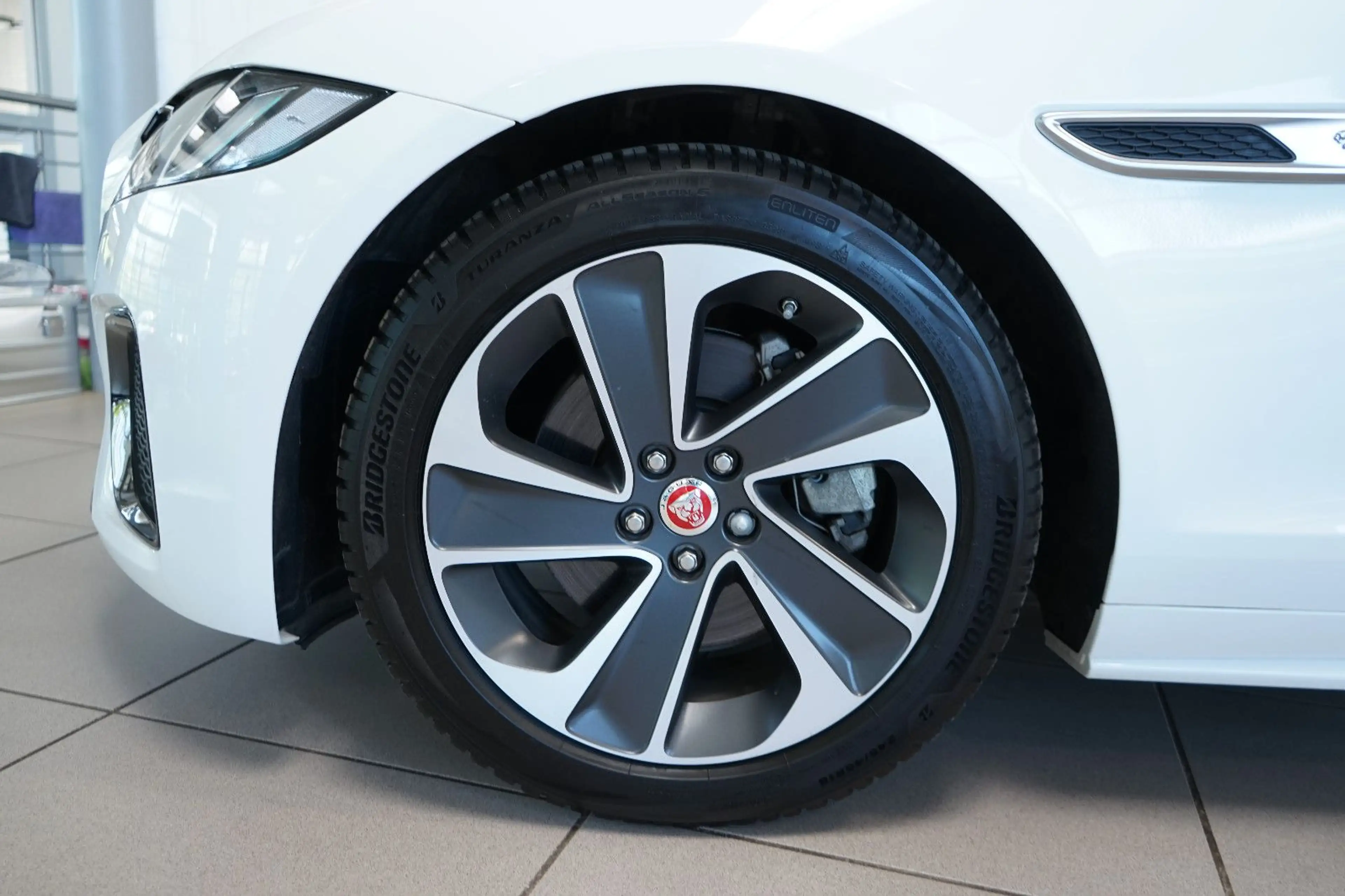 Jaguar XF Sportbrake D200 R-Dynamic Kamera+SHZ+Leder — photo 8