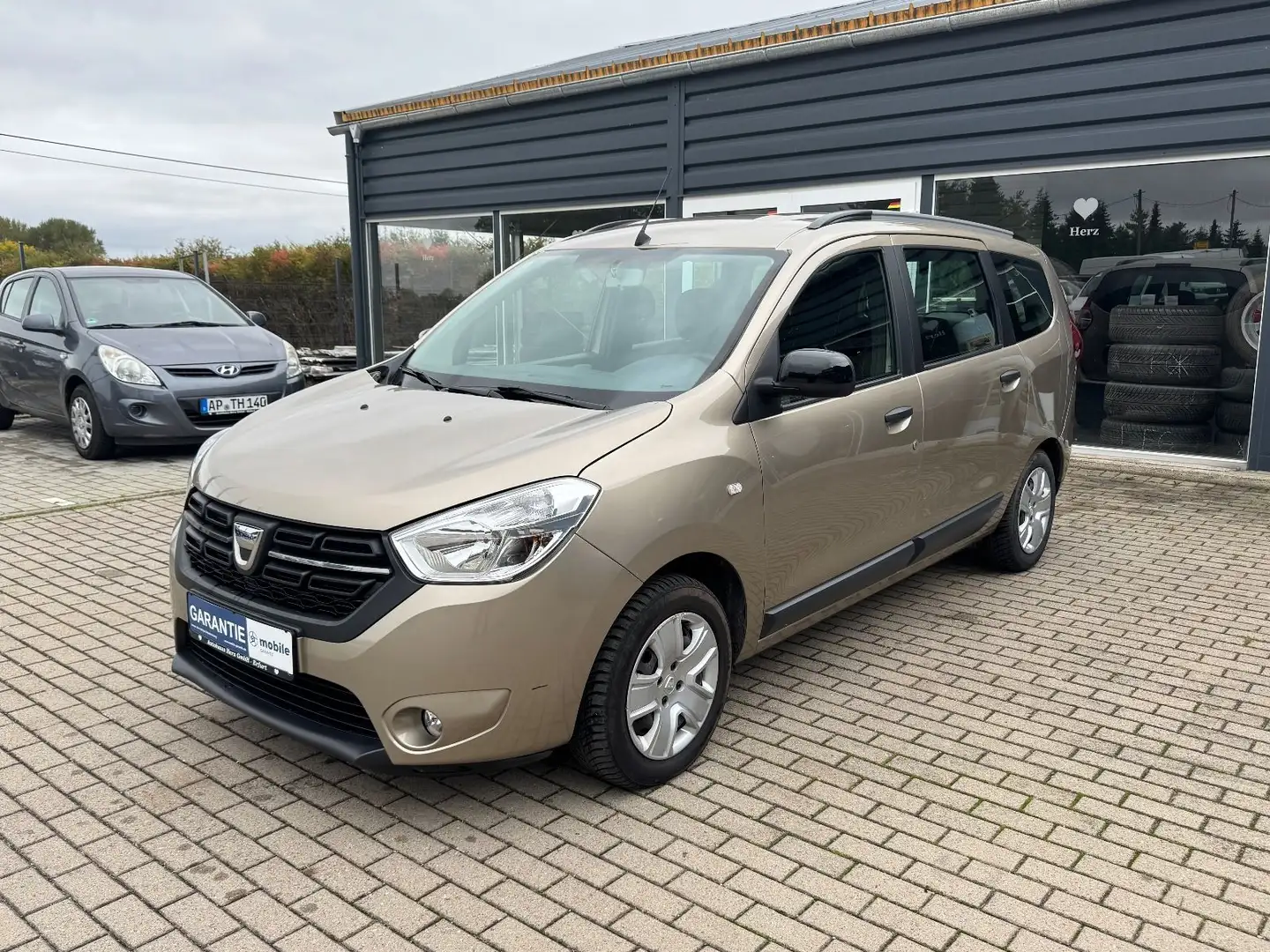 Dacia Lodgy *AHK*GARANTIE*Klima*Navi*Sitzheiz*TUV Gelb - 1