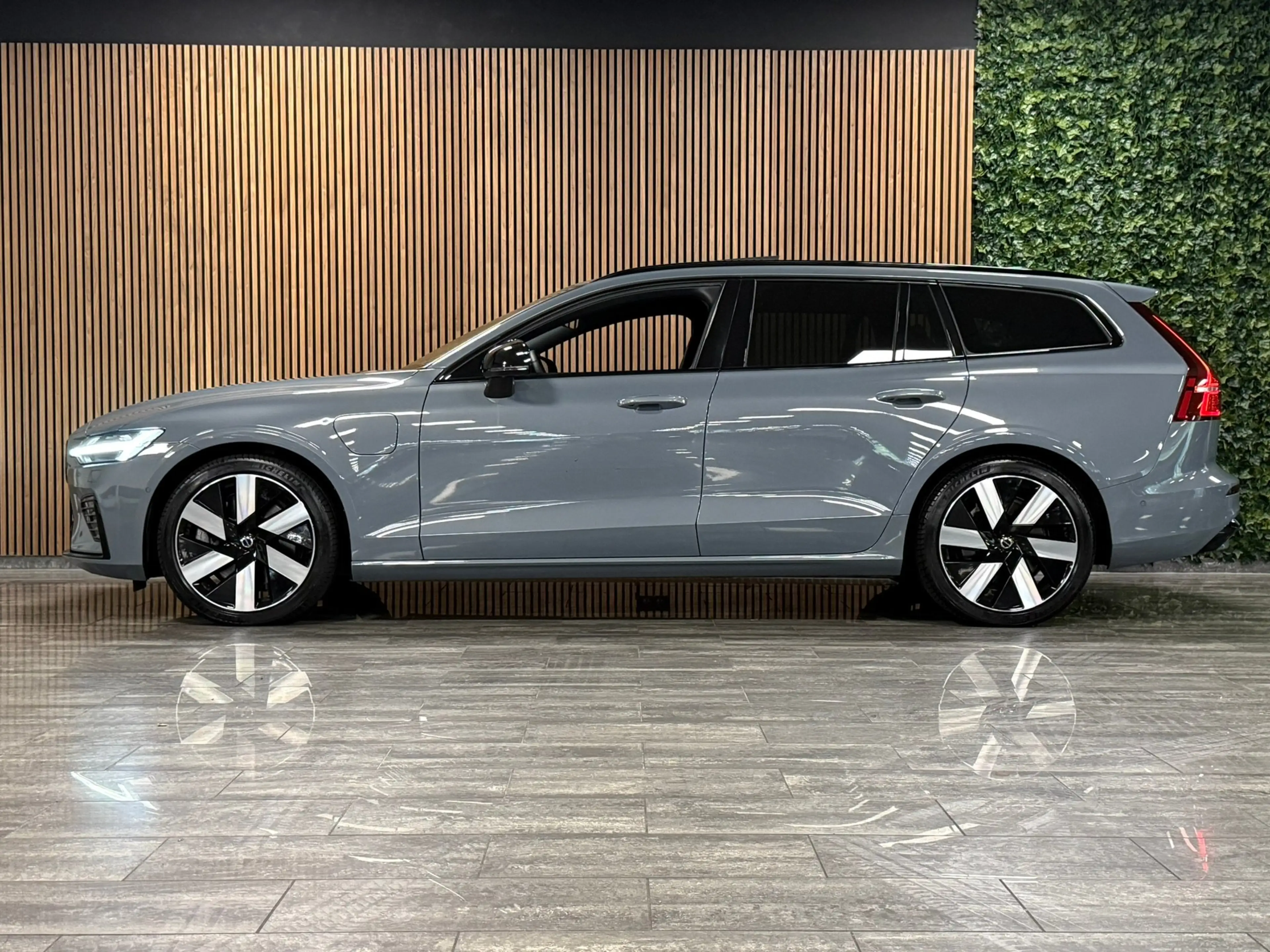 Volvo V60 T6 AWD Recharge Plus Dark | Schuifdak | 360 Camera — photo 5