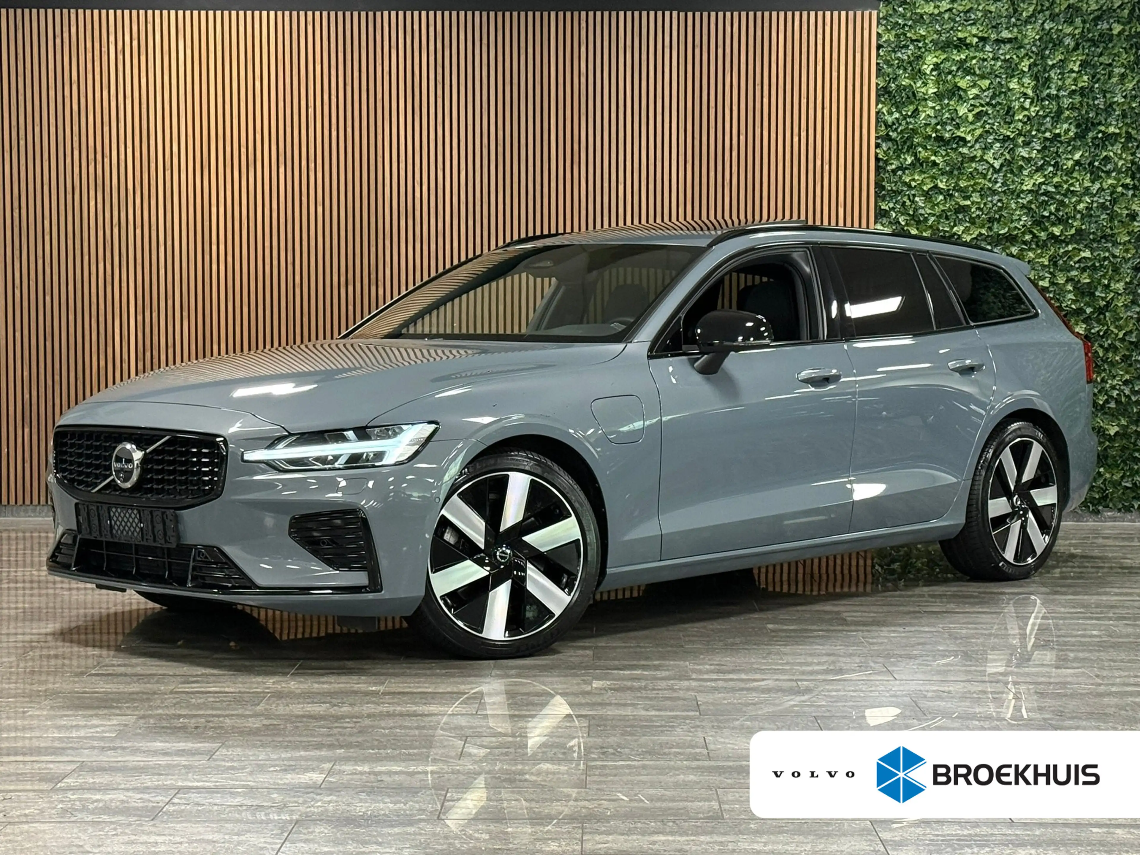 Volvo V60 T6 AWD Recharge Plus Dark | Schuifdak | 360 Camera