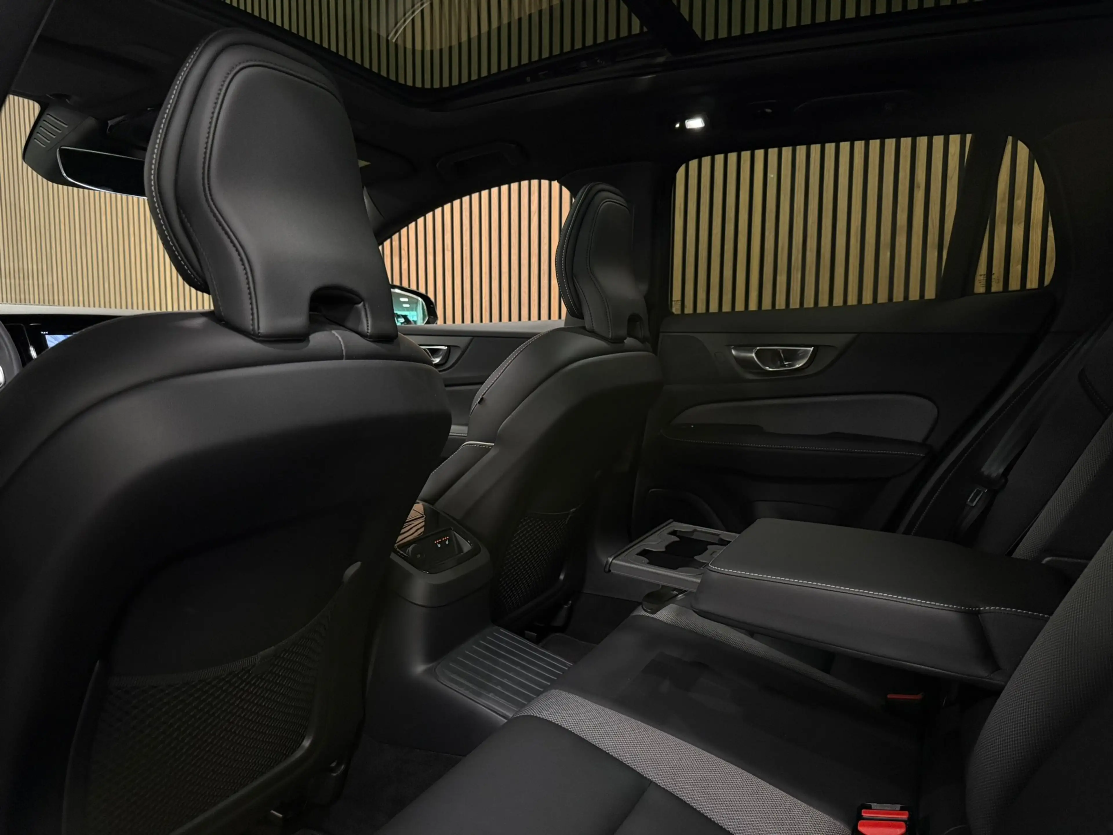 Volvo V60 T6 AWD Recharge Plus Dark | Schuifdak | 360 Camera — photo 12