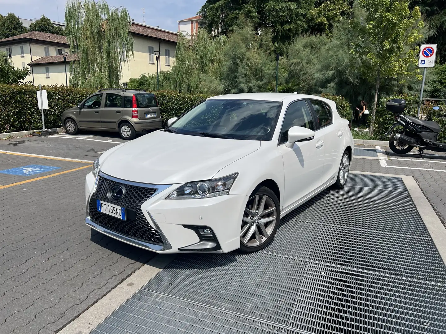 Lexus CT 200h 1.8 hybrid Business cvt - 1