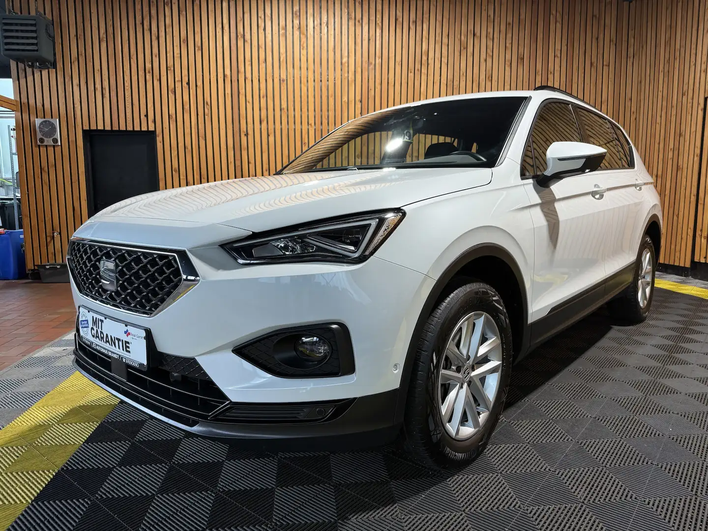 SEAT Tarraco 2,0 TDI DSG Navi*LED*Kam*AHK*7-Sitzer*VC Weiß - 1