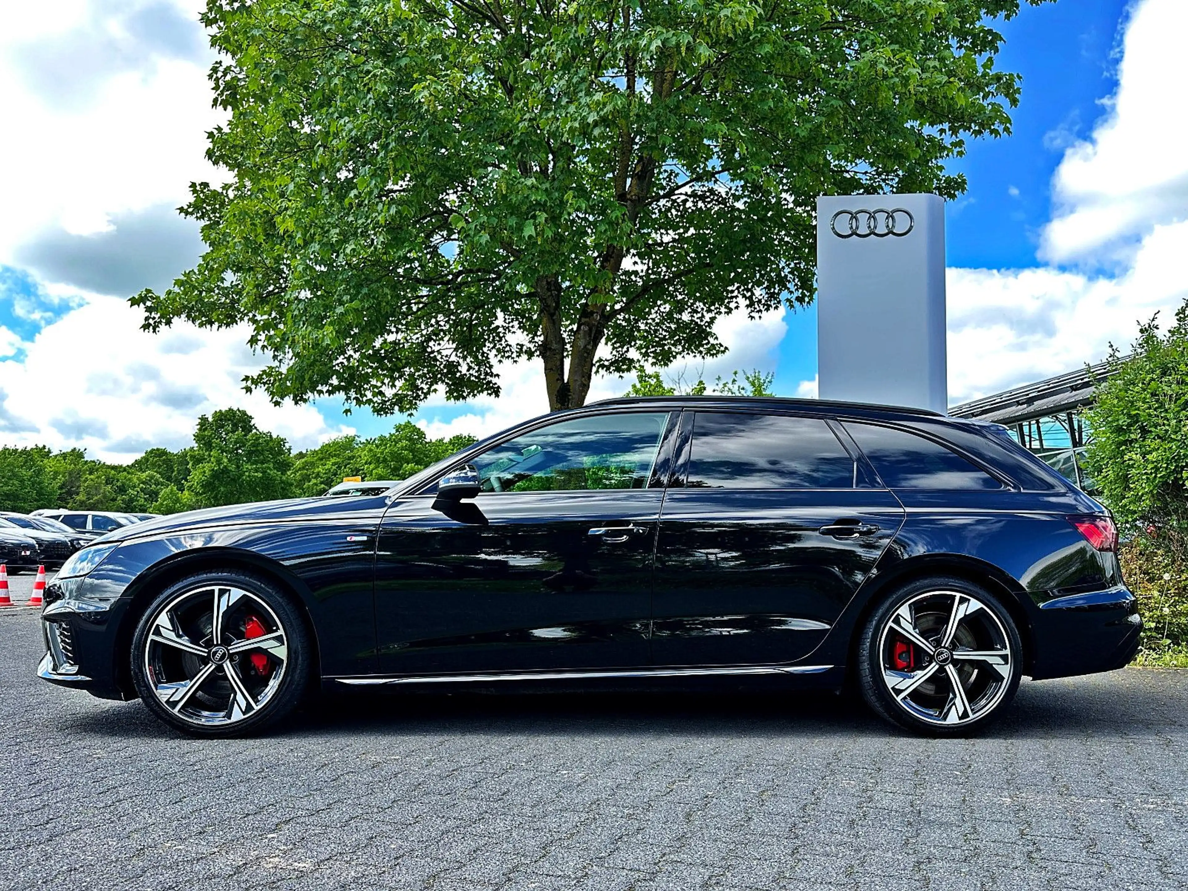 Audi A4 Avant 45TFSI qu S LINE BLACK PANO AHK MATRIX — photo 4