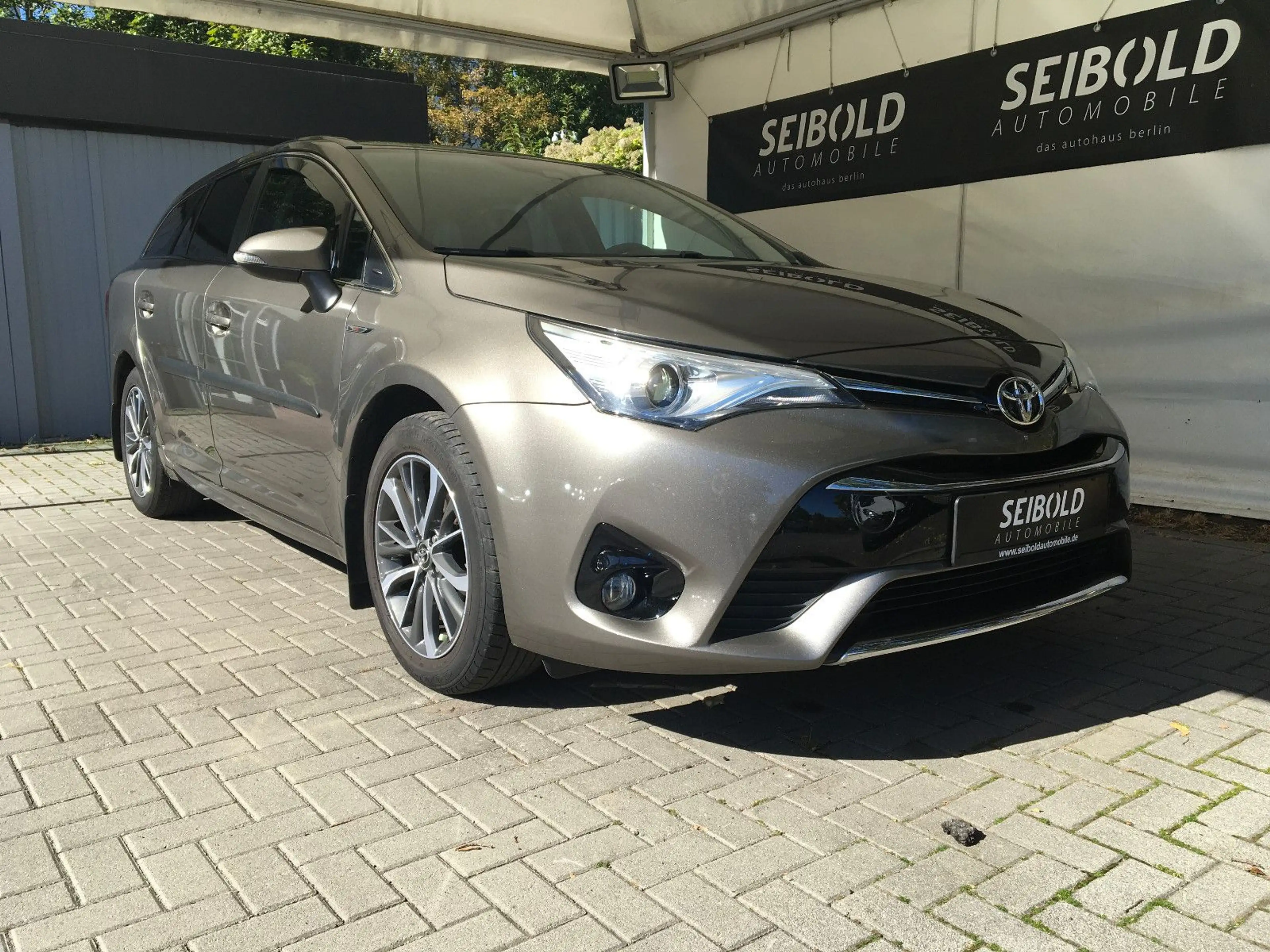 Toyota Avensis Touring Sports Edition-S+ Autom/1.Hd/LED — photo 2