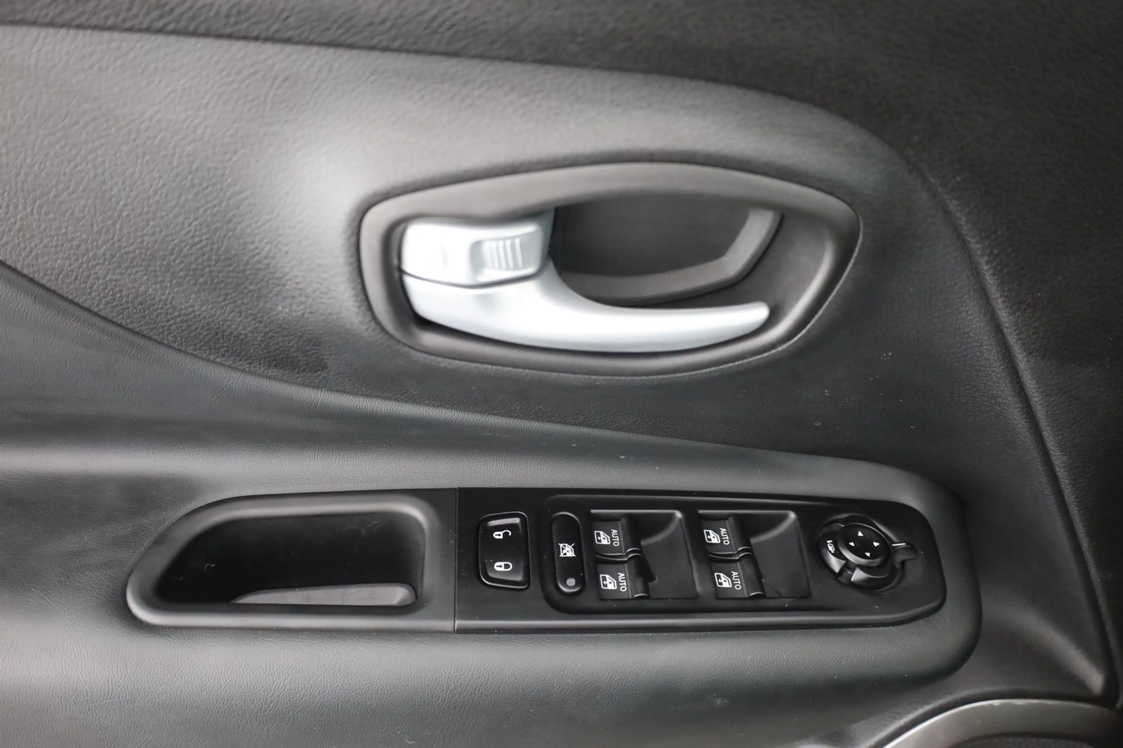 Jeep Renegade 1.5 GSE e-Hybrid Aut. LED ACC Kamera — photo 22