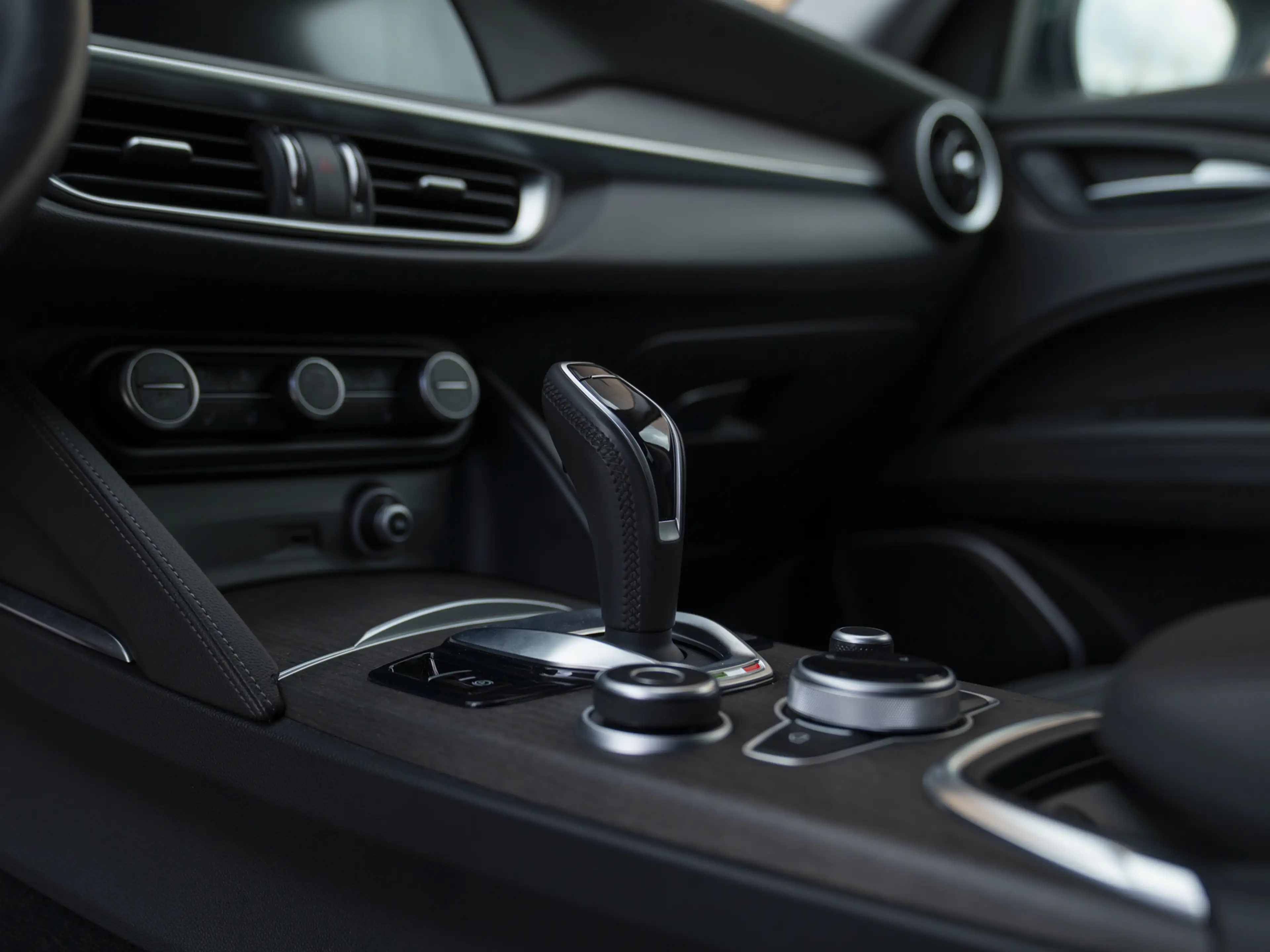 Alfa Romeo Stelvio 2.0 T AWD Veloce — photo 43