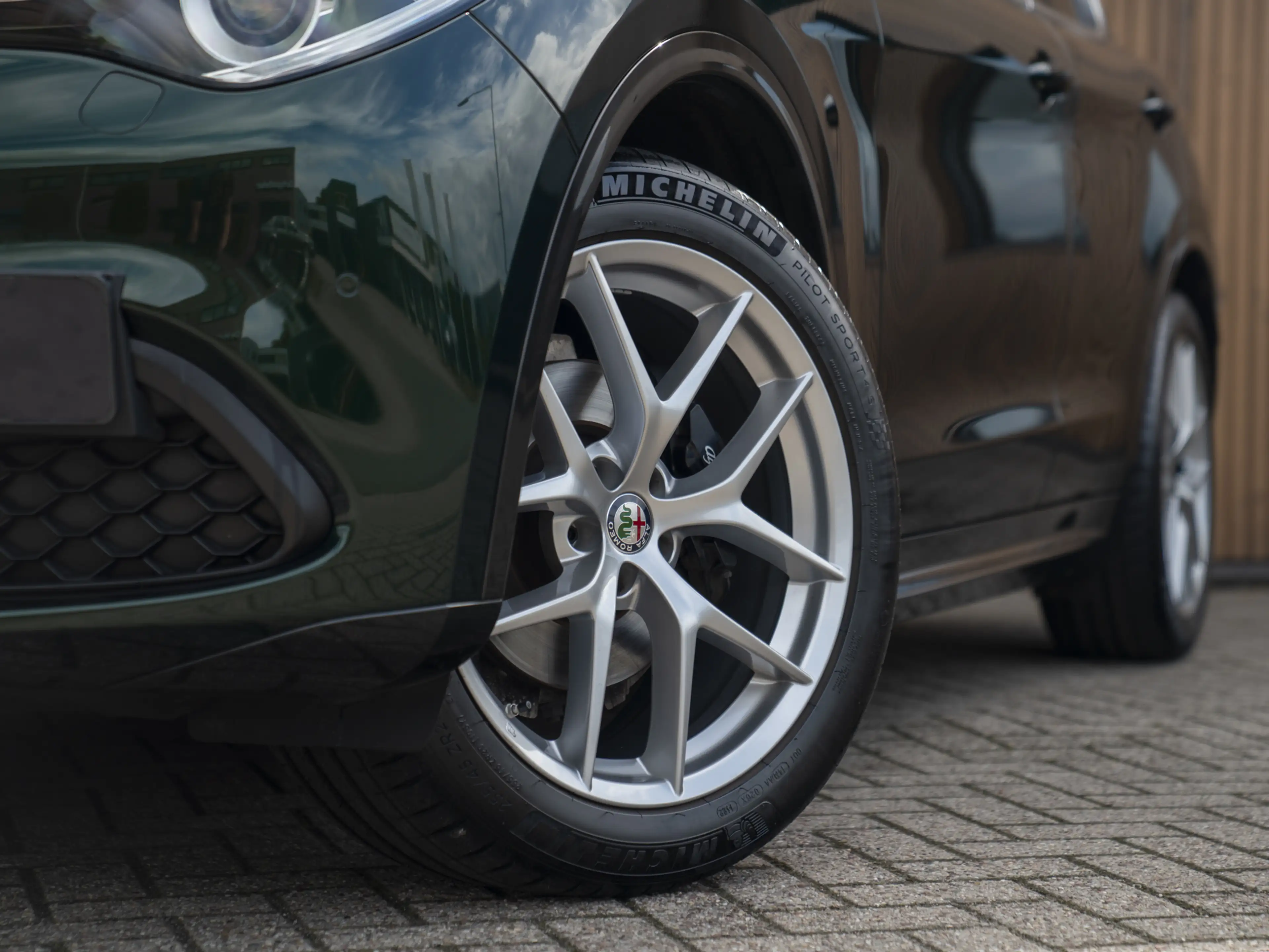 Alfa Romeo Stelvio 2.0 T AWD Veloce — photo 17