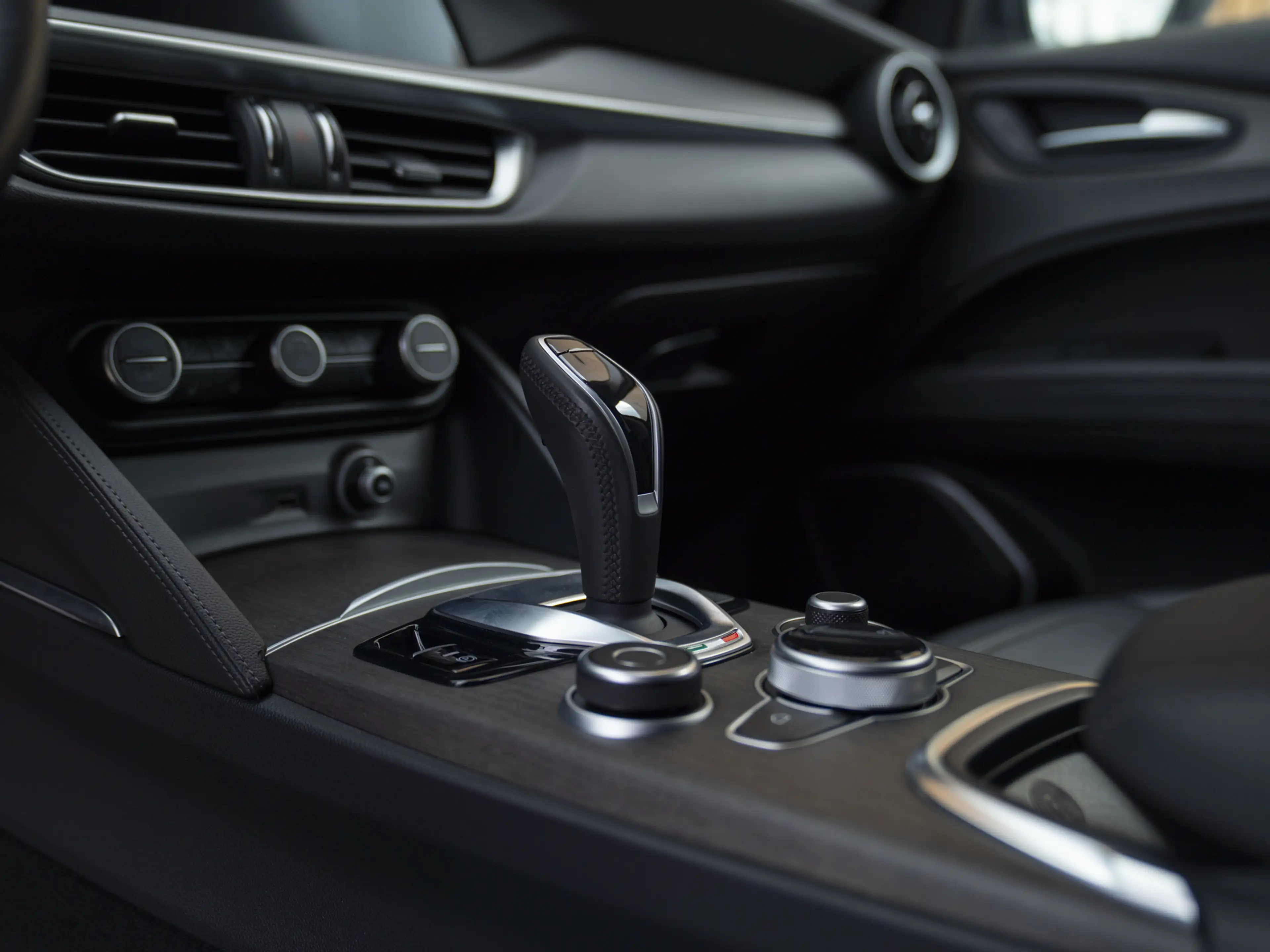 Alfa Romeo Stelvio 2.0 T AWD Veloce — photo 11