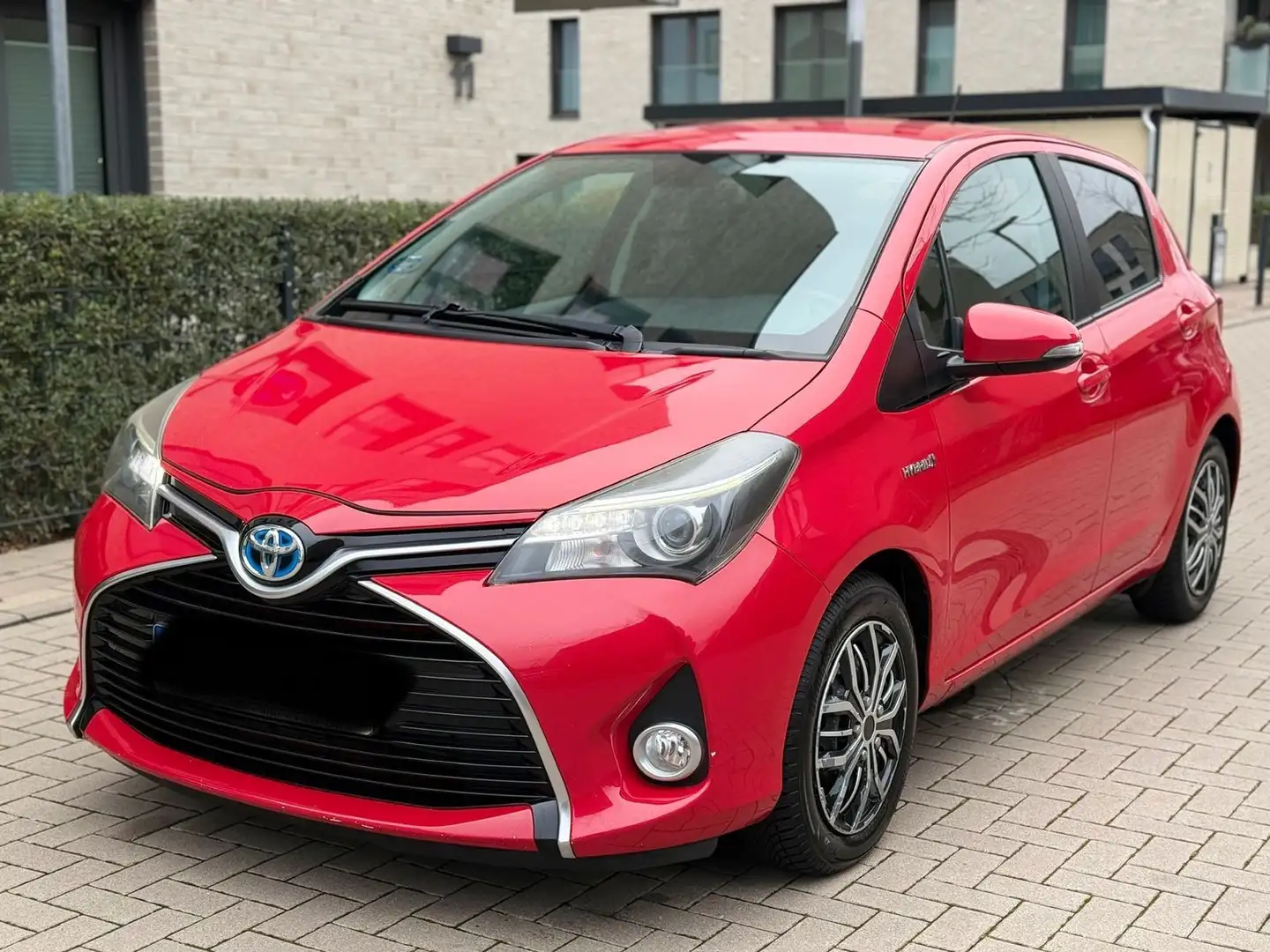 Toyota Yaris Hybrid Basis Rood - 1
