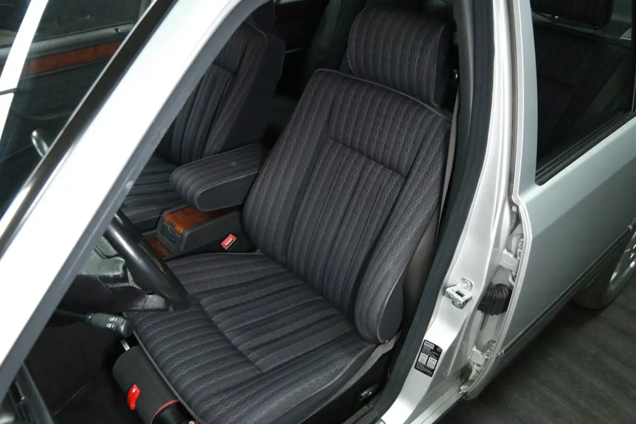Mercedes-Benz 300 E 24-V Automatik, Klima, nur 61.400 km !, foto 10