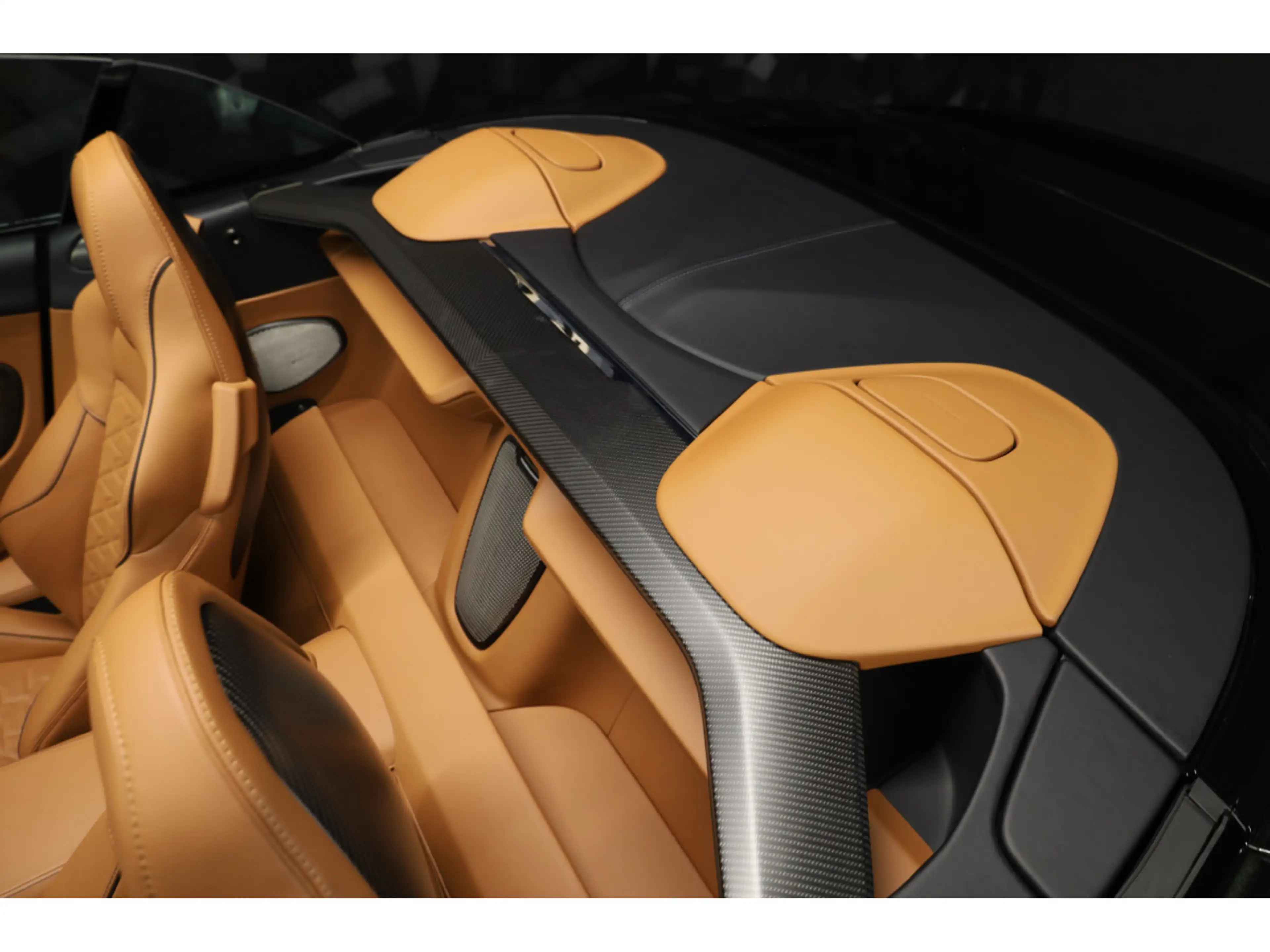 Aston Martin Vanquish Volante V12 Twin Turbo - Minotaur Green — photo 8