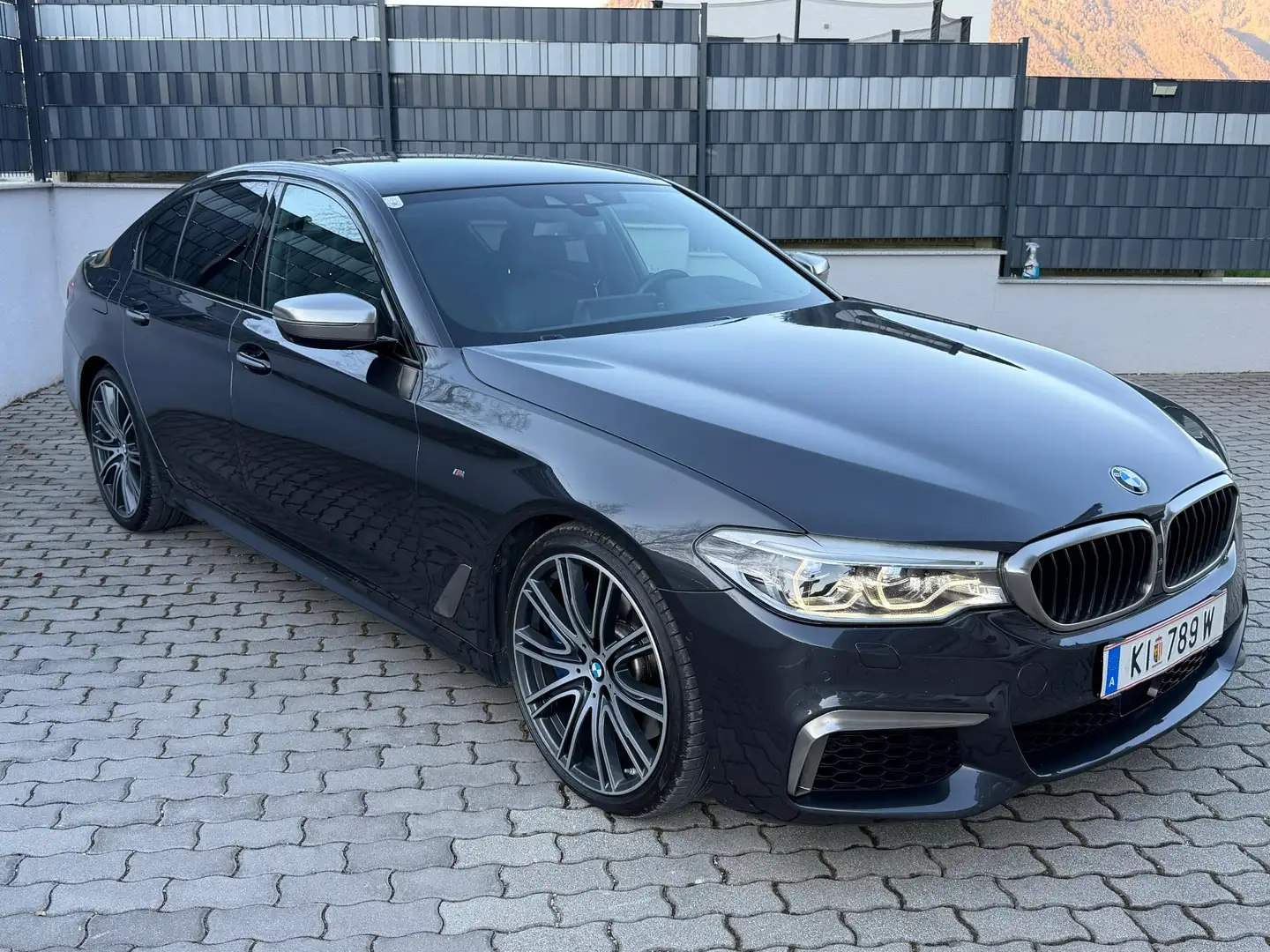 BMW 550 i x-Drive
*Soft-Close-Tür*Sitz-Kühlung* Grau - 2