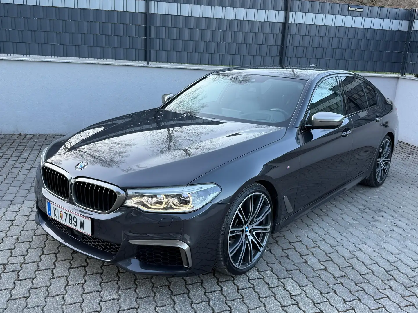 BMW 550 i x-Drive
*Soft-Close-Tür*Sitz-Kühlung* Grau - 1