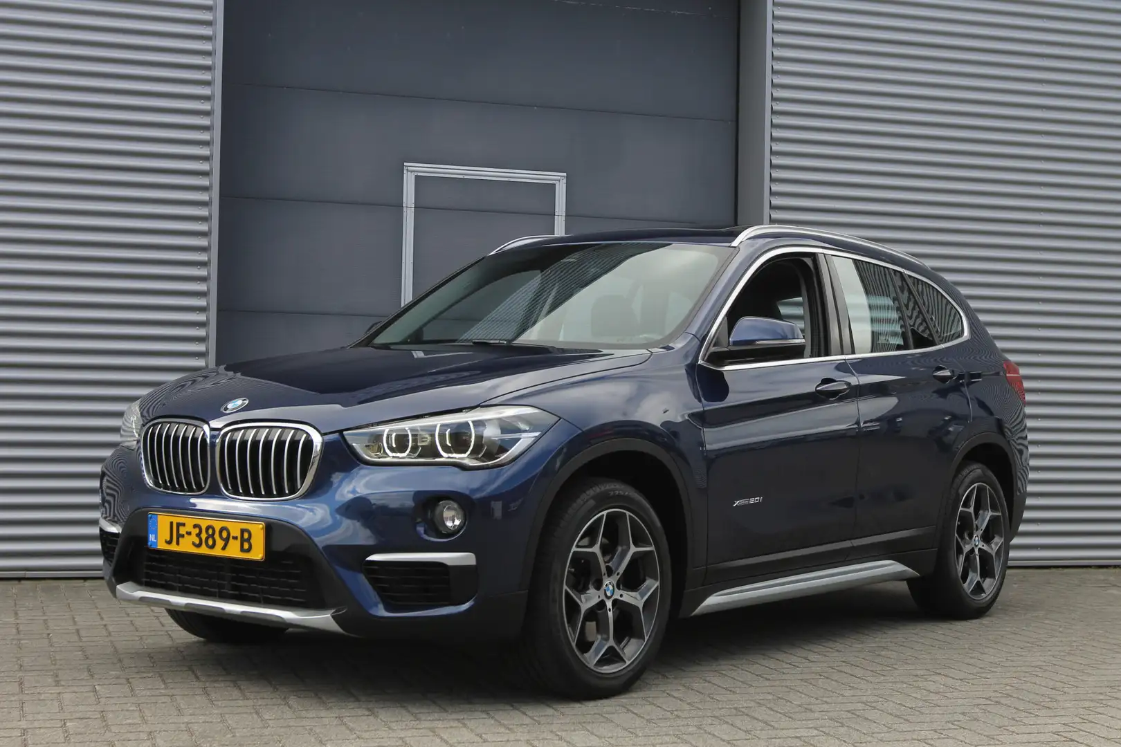 BMW X1 xDrive20i xLine I AUT. I PANO.DAK I CAMERA I 51000 Blau - 1