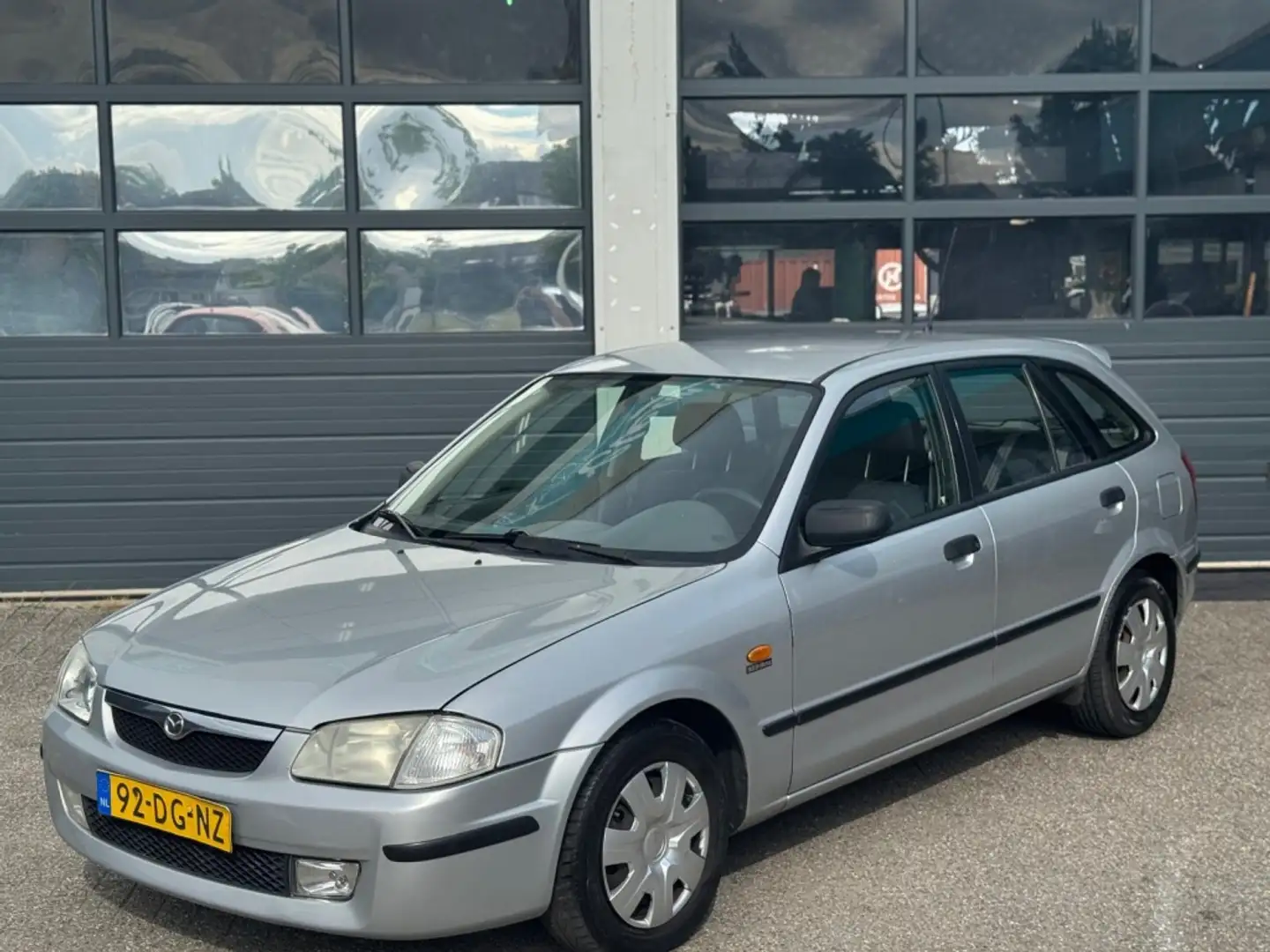 Mazda 323 Fastbreak 1.5i LX Grijs - 2