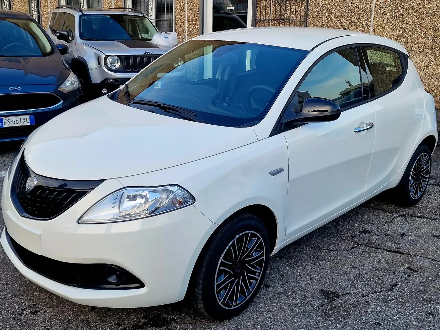 Lancia Ypsilon 1.0 firefly hybrid silver Plus s Bílá - 2