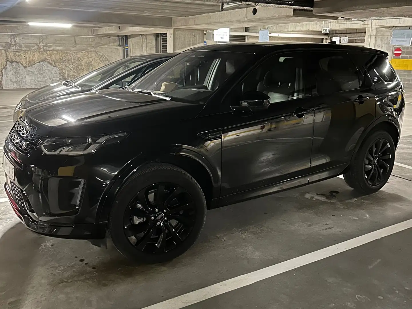 Land Rover Discovery Sport PHEV 4WD P300e R-Dynamic SE Zwart - 1