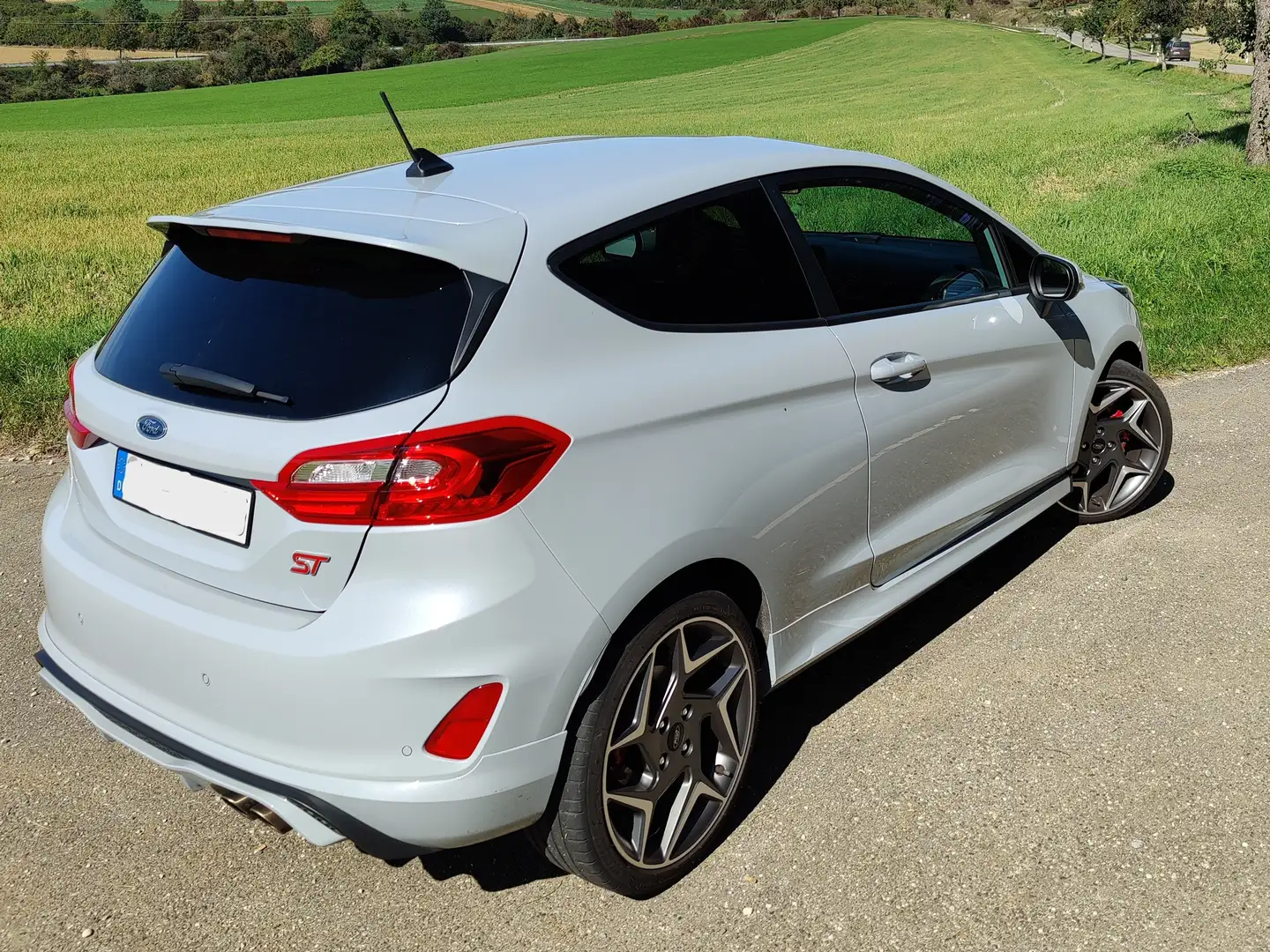 Ford Fiesta Fiesta 3-Türer 1.5 EcoBoost mit Styling Paket Grau - 2