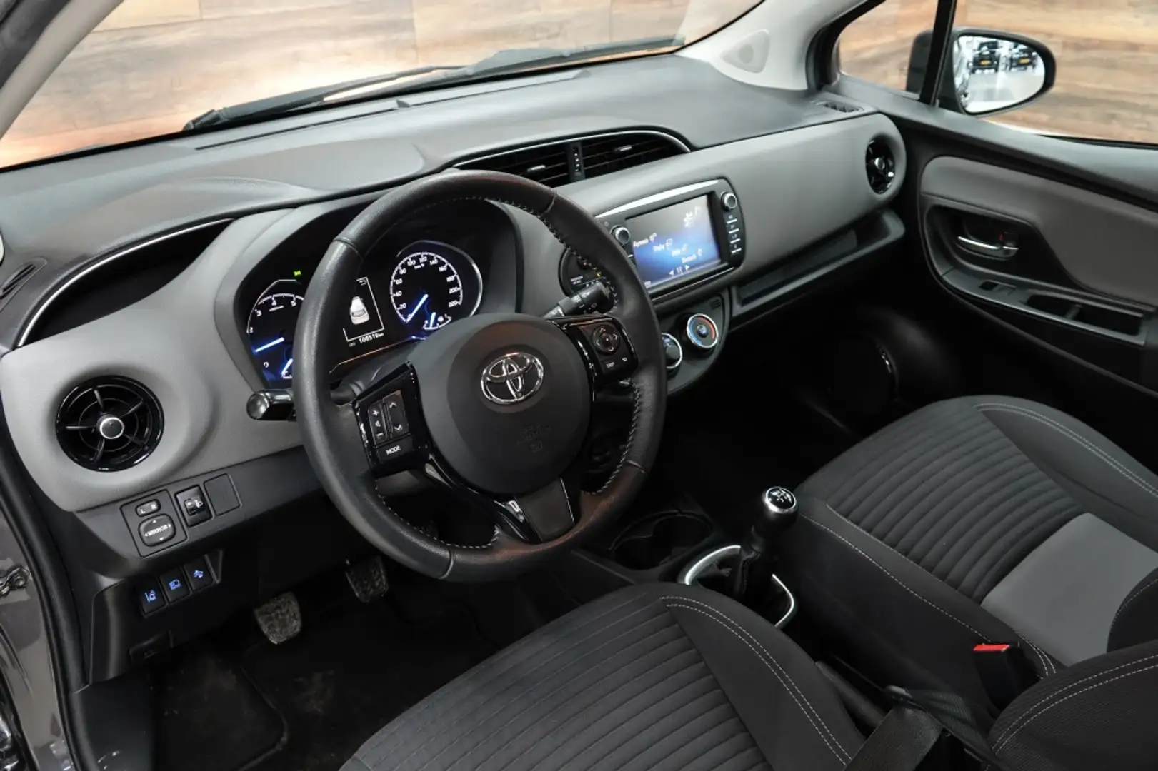 Toyota Yaris 1.0 VVT-i | CAMERA | 15" | BLUETOOTH | Gris - 2