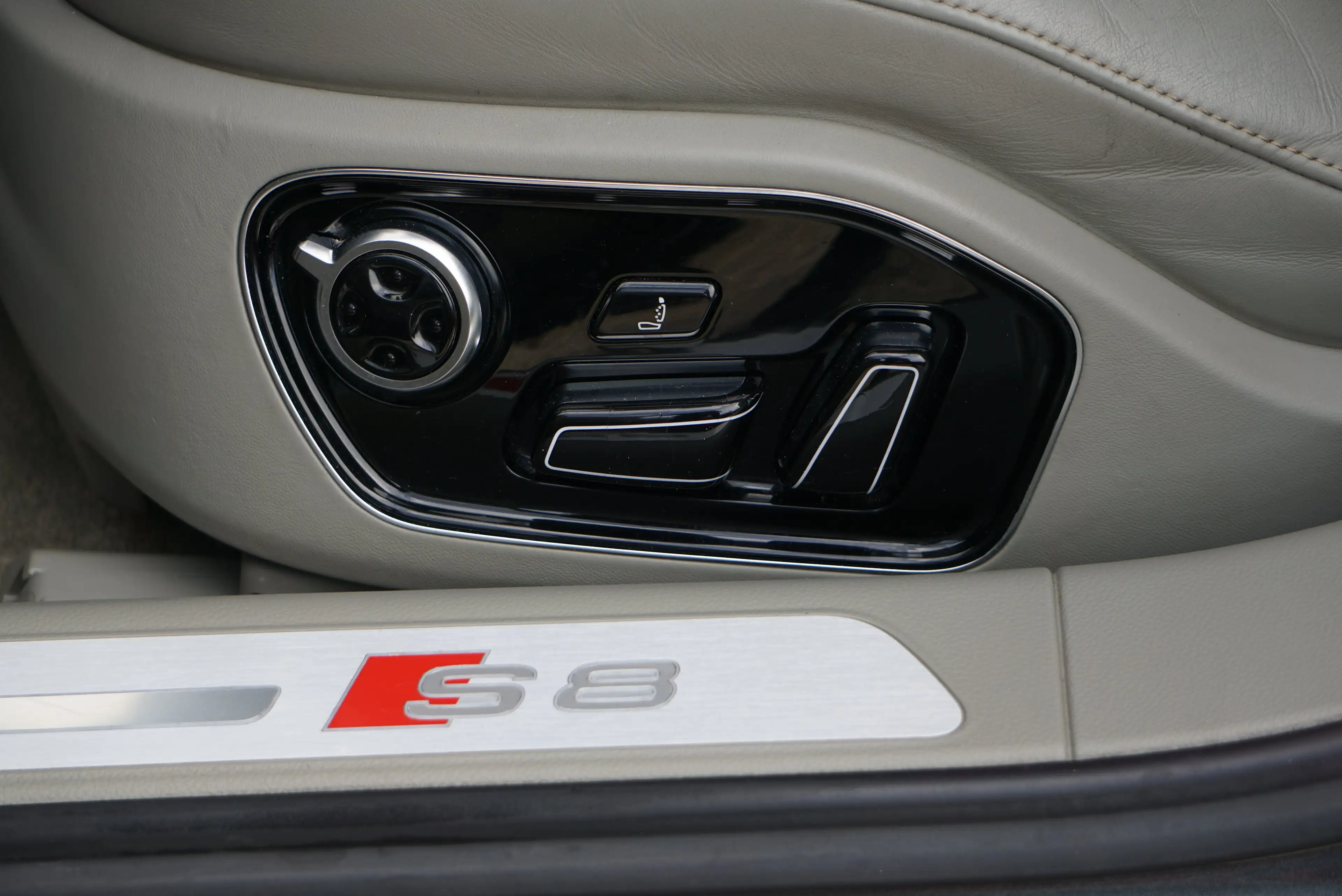Audi S8 4.0 V8 TFSI SELECTION DESIGN SOFT CLOSE ACC CAM360 — photo 9