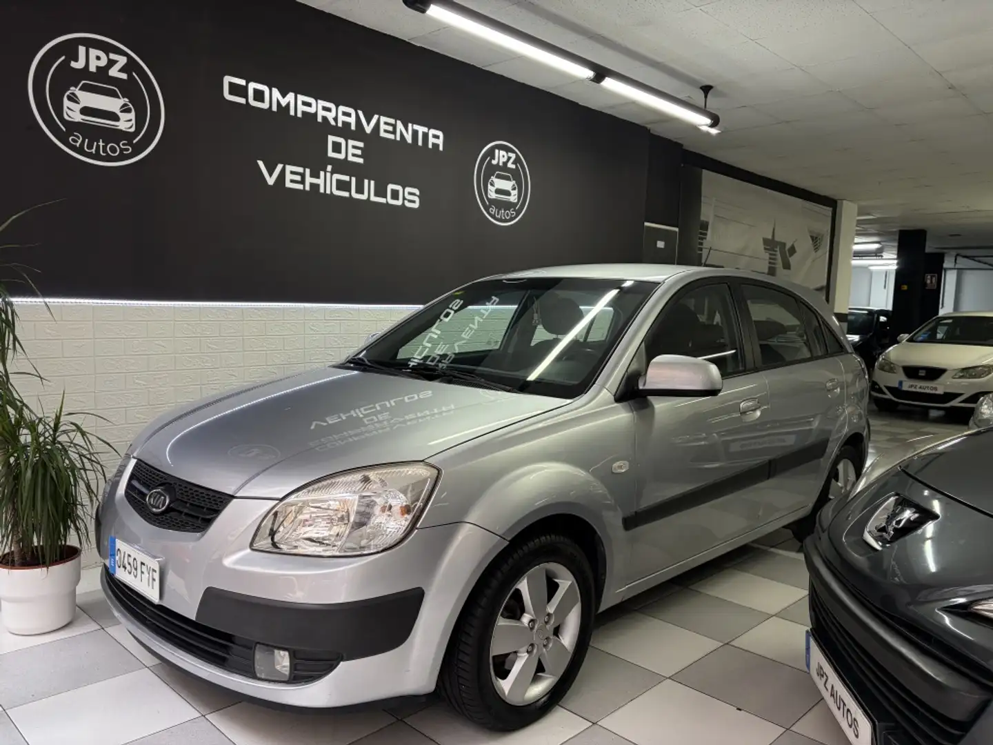 Kia Rio 1.5CRDi Active Grijs - 1