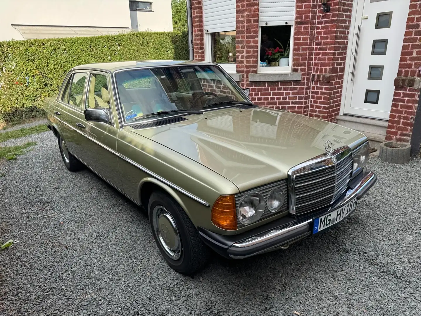 Mercedes-Benz E 230 Oldtimer bež - 1