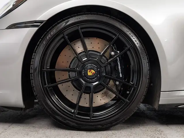 Porsche 911 view 7