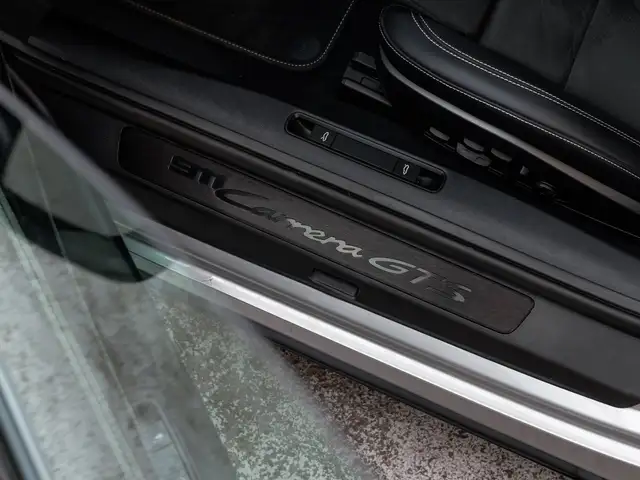 Porsche 911 view 15