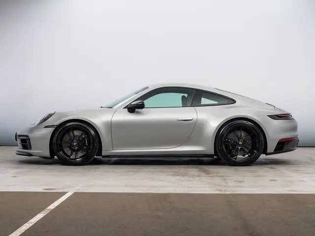 Porsche 911 view 3