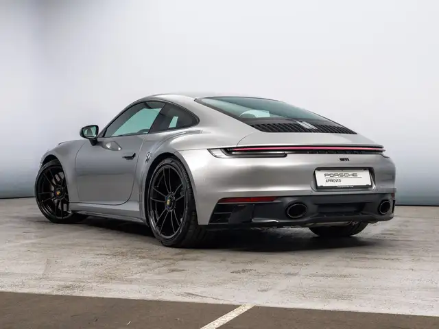 Porsche 911 view 8