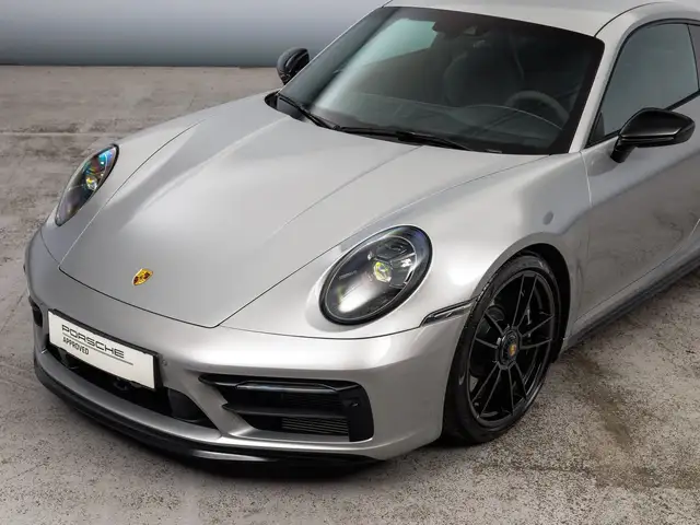 Porsche 911 view 6
