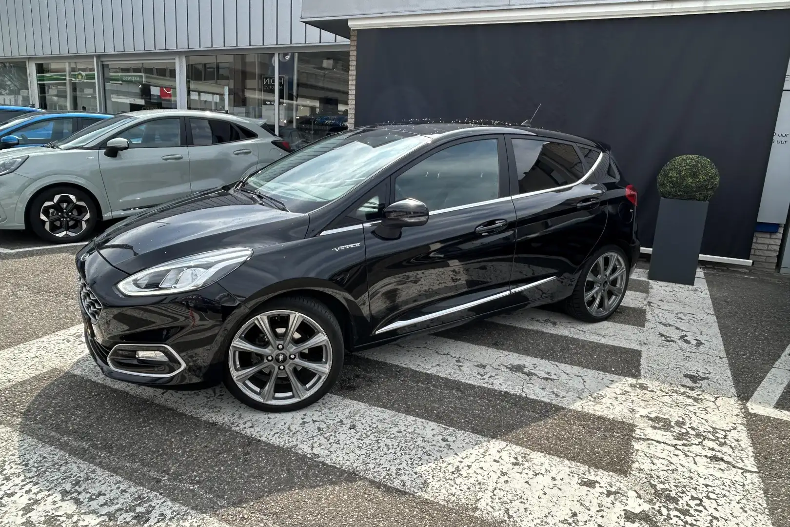 Ford Fiesta 1.0 EcoBoost Vignale | Panoramadak | Leder bekledi Zwart - 2