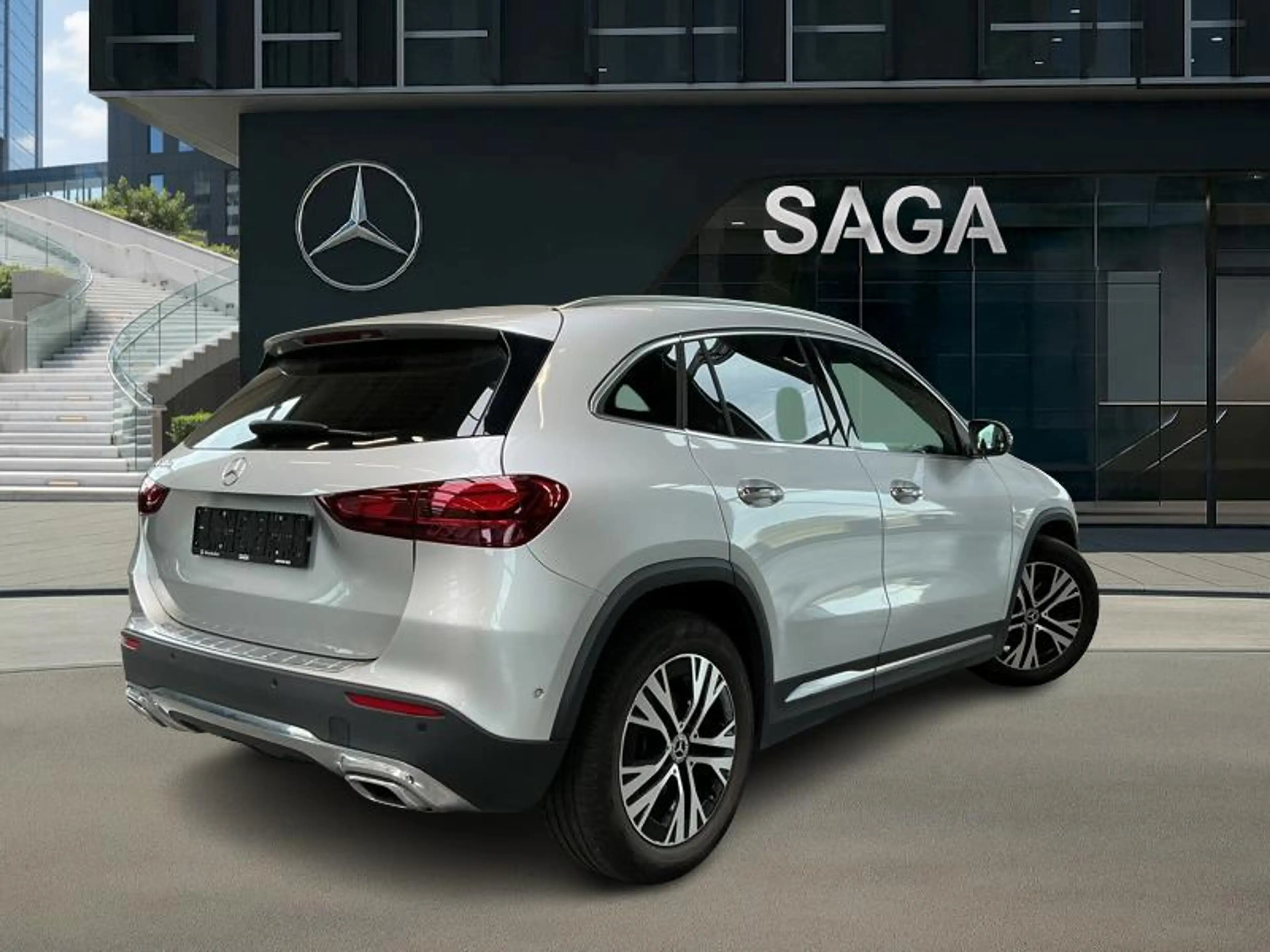 Mercedes-Benz GLA 180 d Luxury Line — photo 2